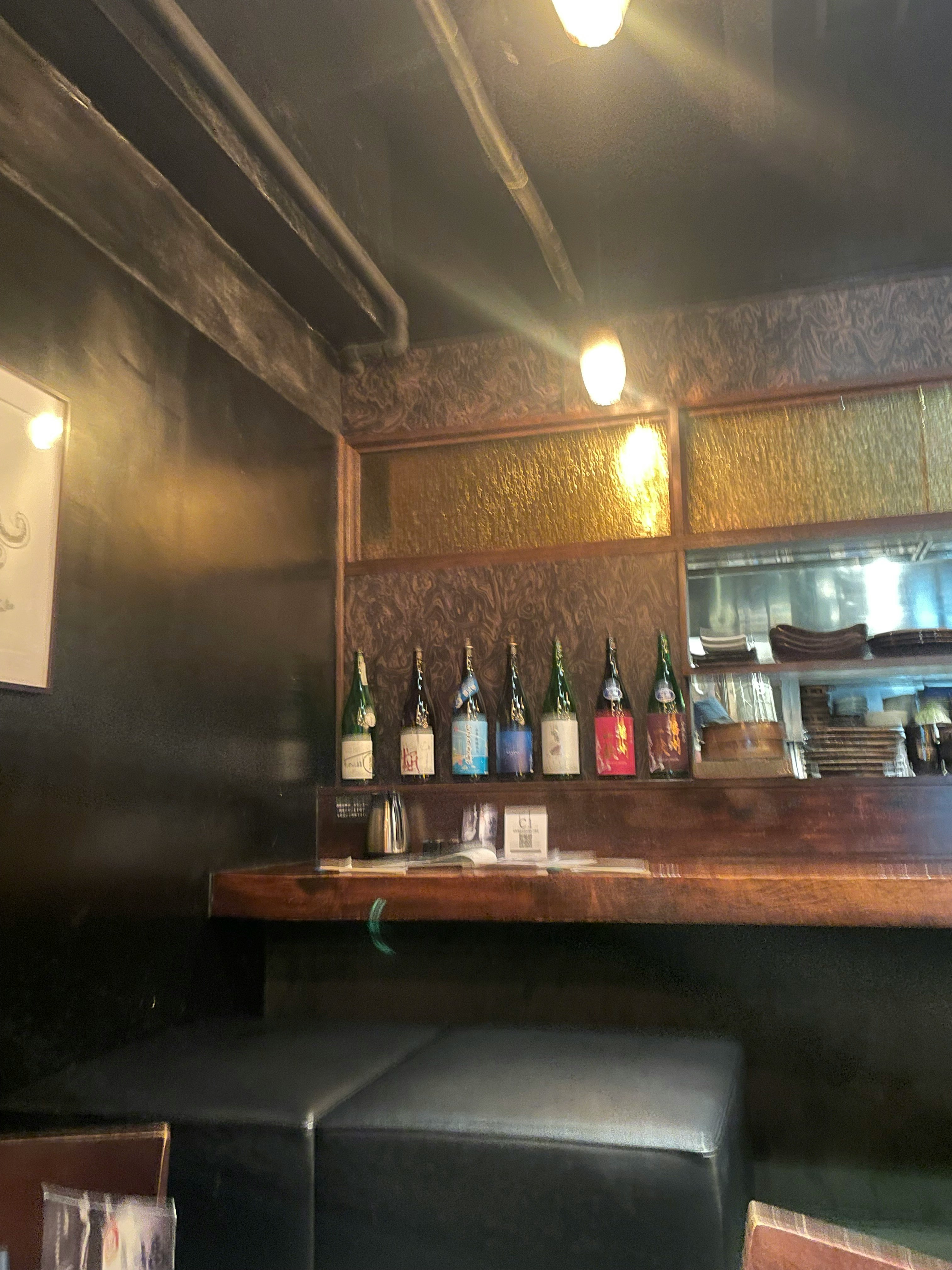 木製カウンターのある和食店の店内