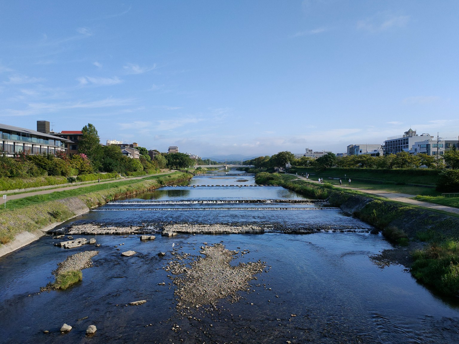 川の流れと青い空が広がる風景