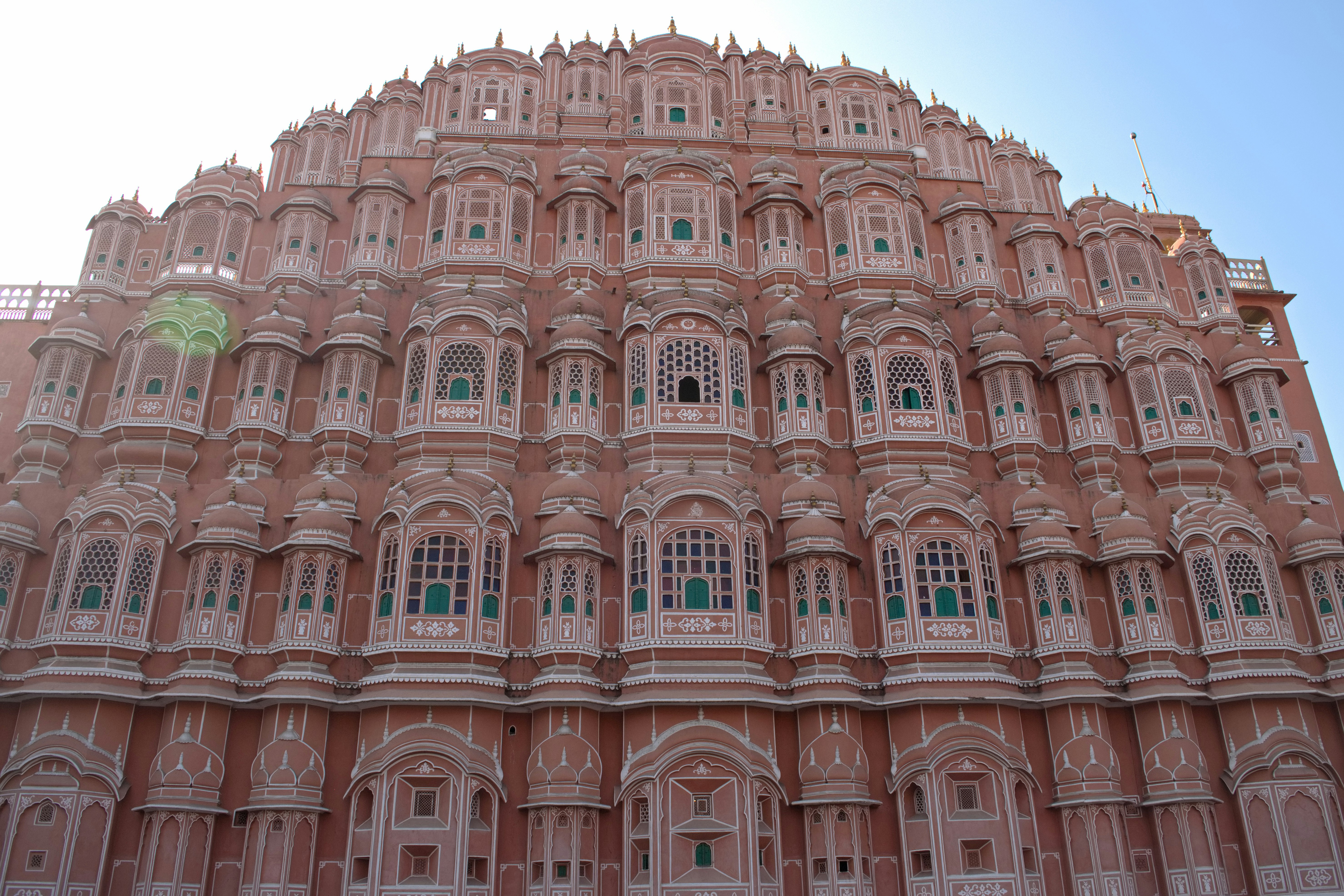 façade de bâtiment style palais rose