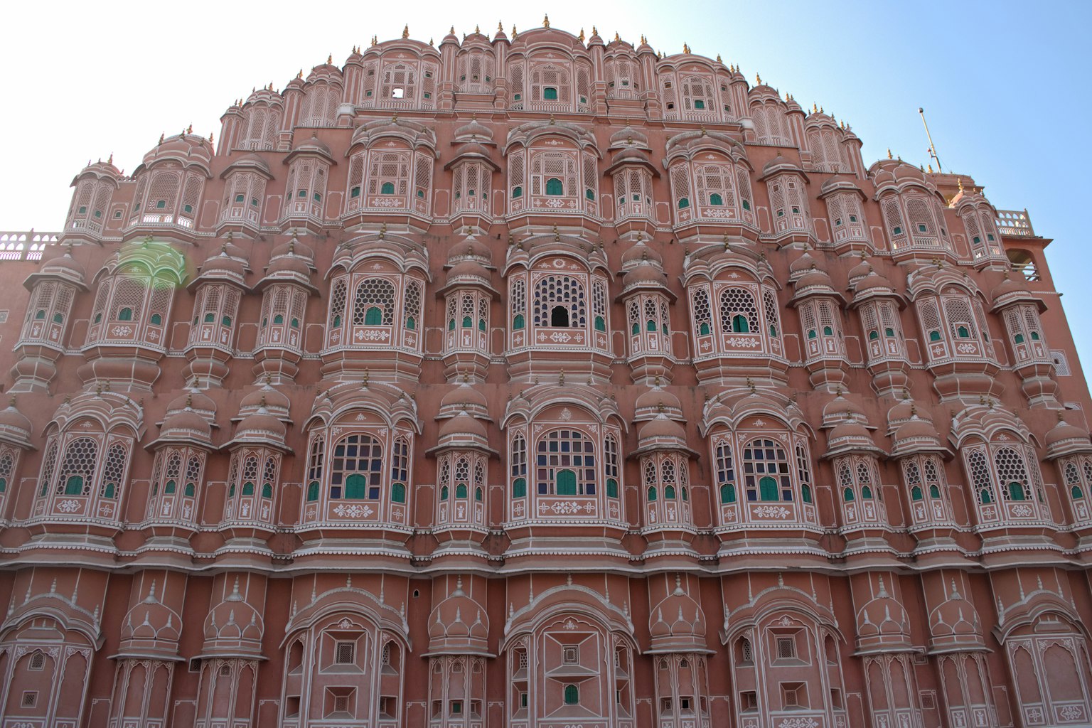 Hermosa fachada del Hawa Mahal en Jaipur