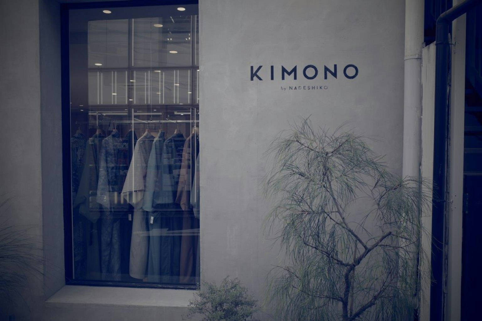 商店外觀，標有KIMONO的招牌，內部展示著衣物