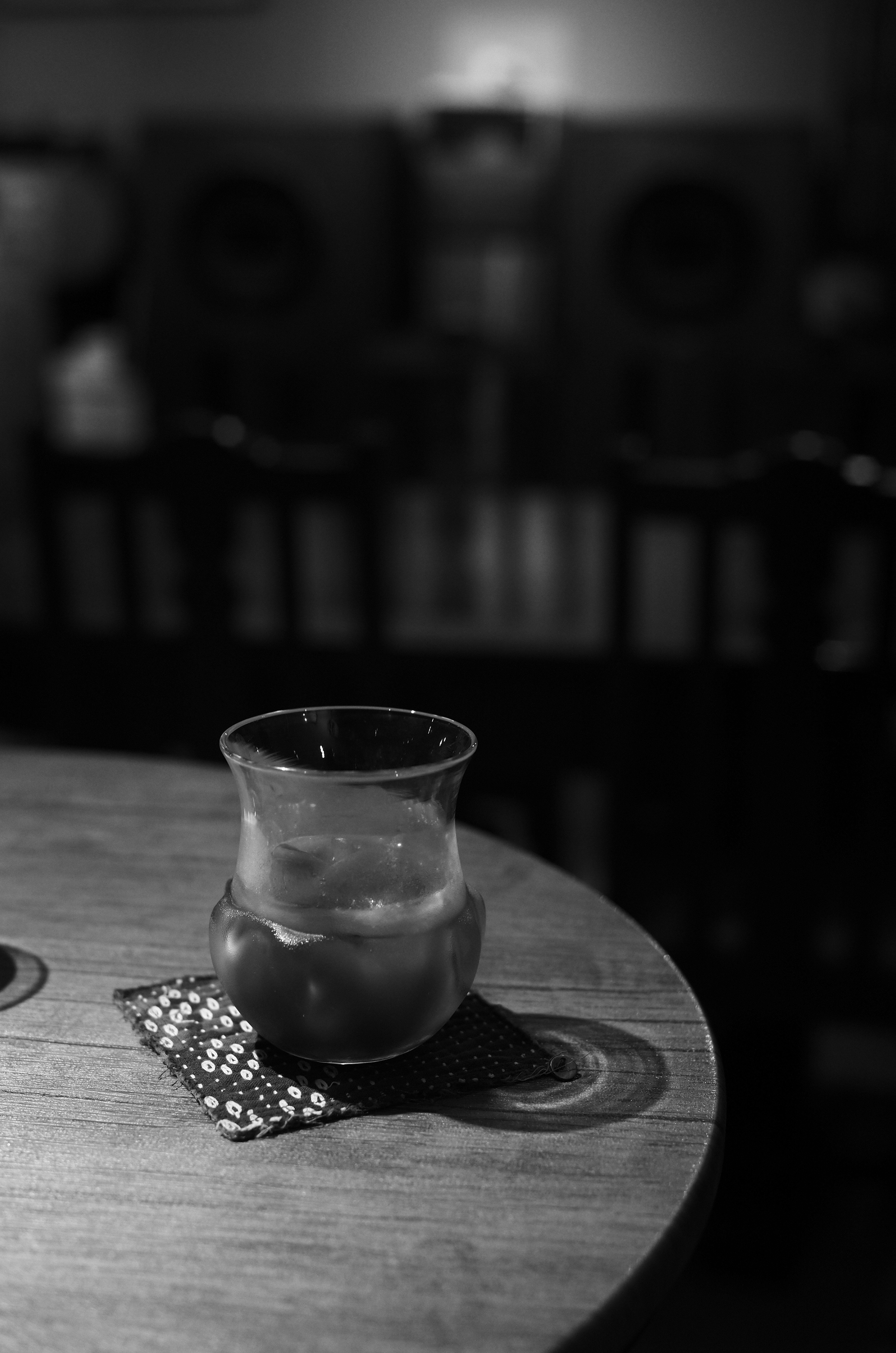 木桌上的小玻璃茶杯
