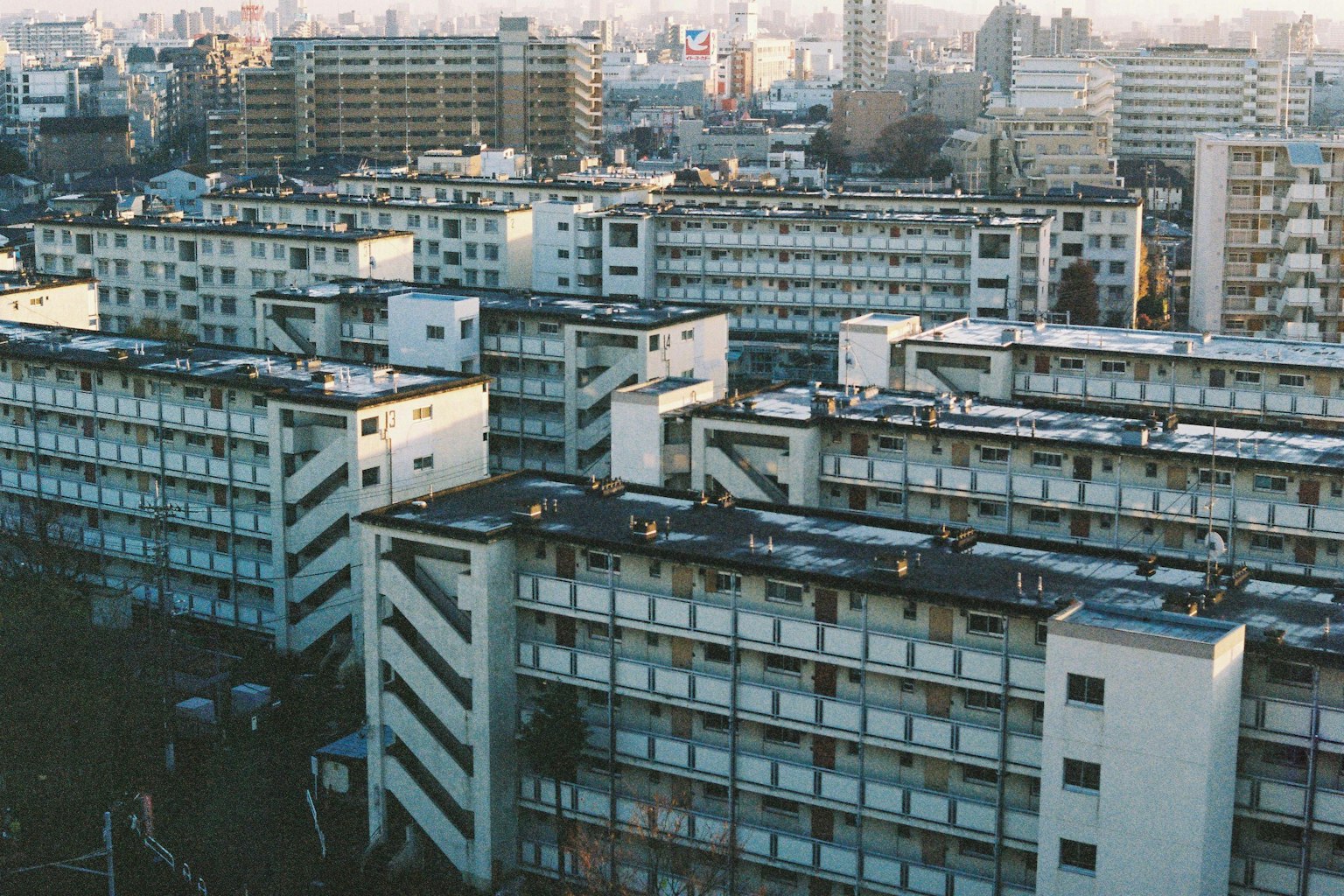 Cảnh nhìn từ trên cao của khu nhà ở với nhiều tòa nhà