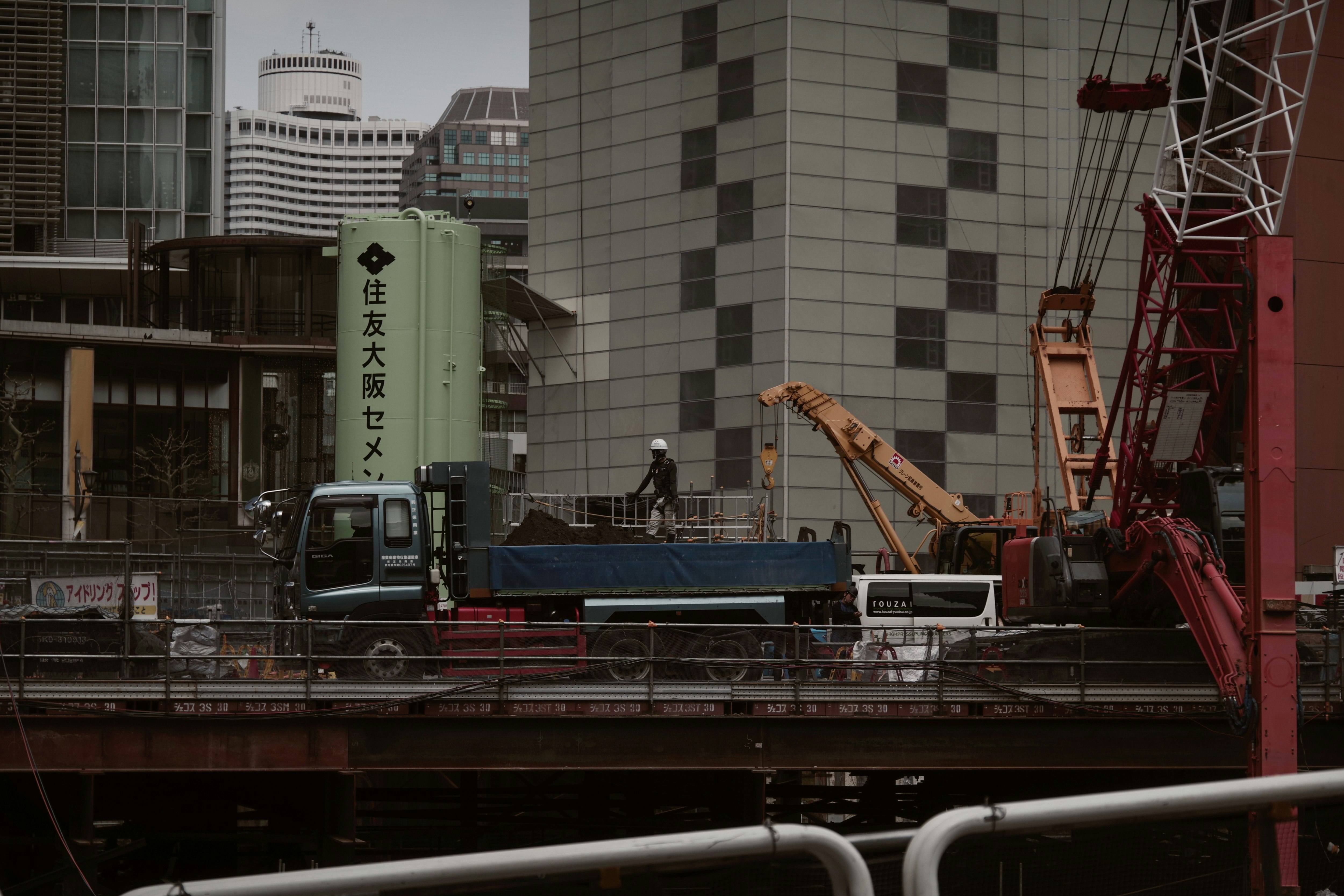 工事中の高架道路とクレーンがある東京の都市風景