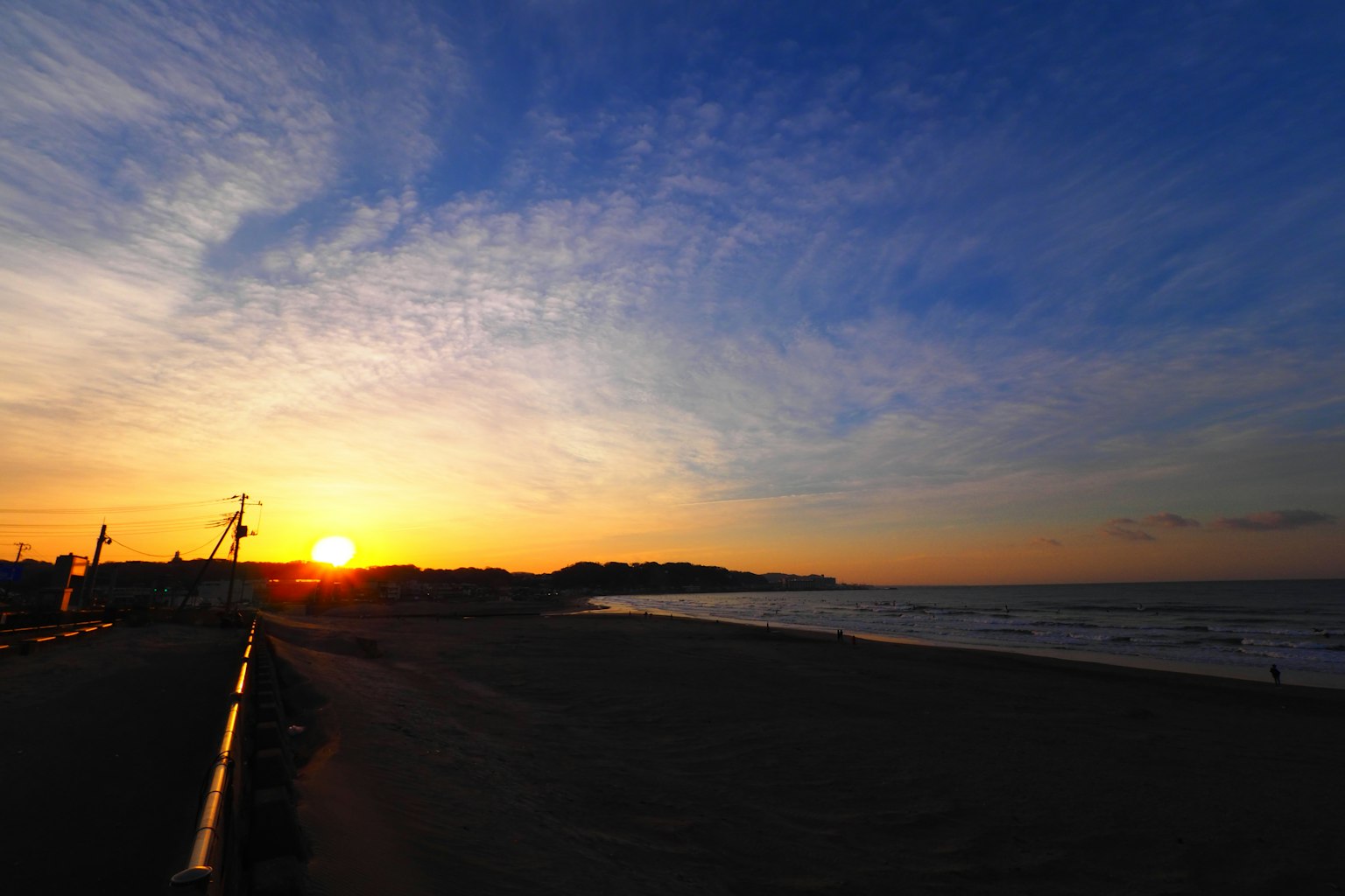 海岸线上美丽的日落和蓝天