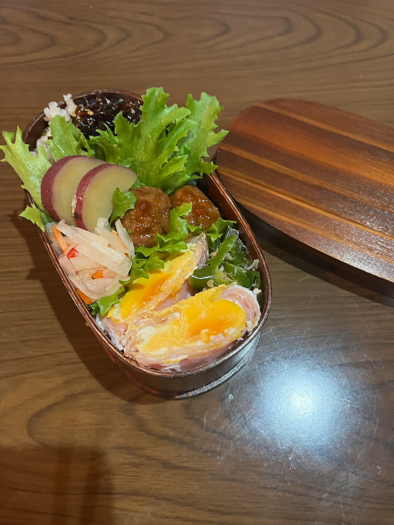 Una scatola bento ben presentata piena di verdure fresche e contorni