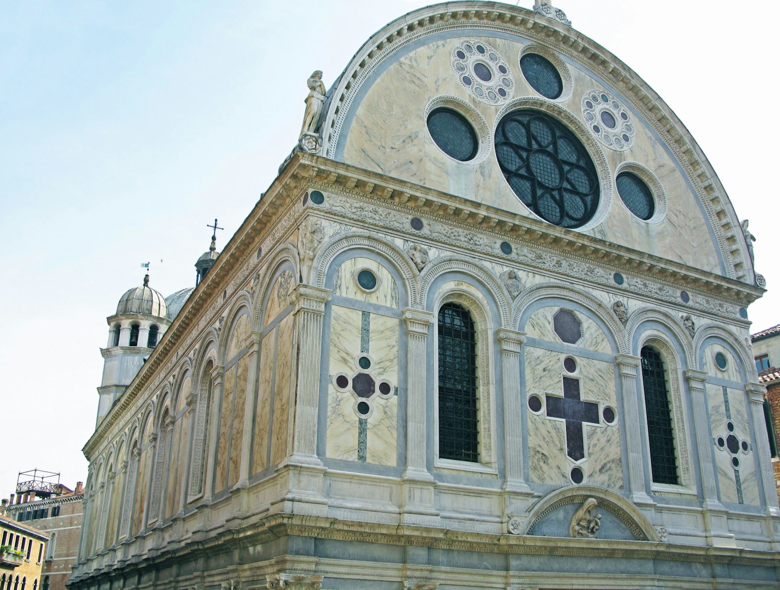 Schöne Kirchenfassade mit markantem Rundfenster dekorative Fassade historische italienische Architektur