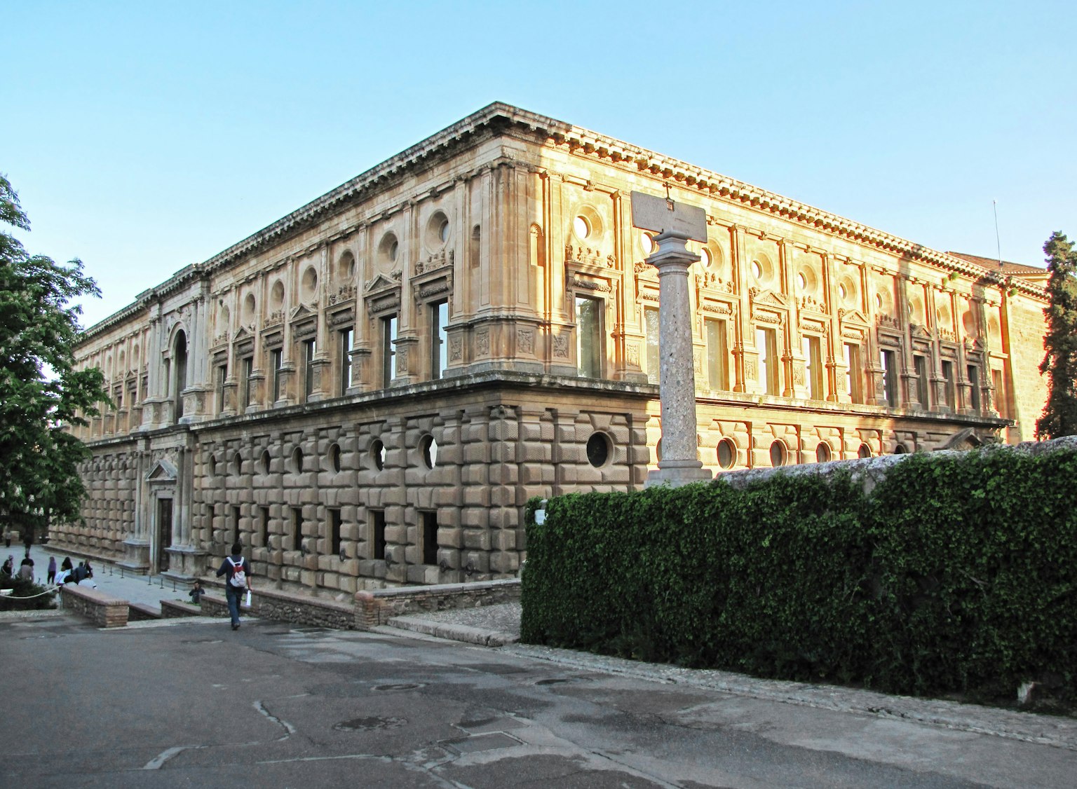 历史建筑外观，具有装饰性立面和石材结构