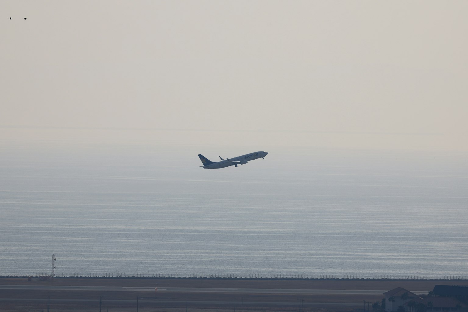 在海面上起飛的飛機輪廓