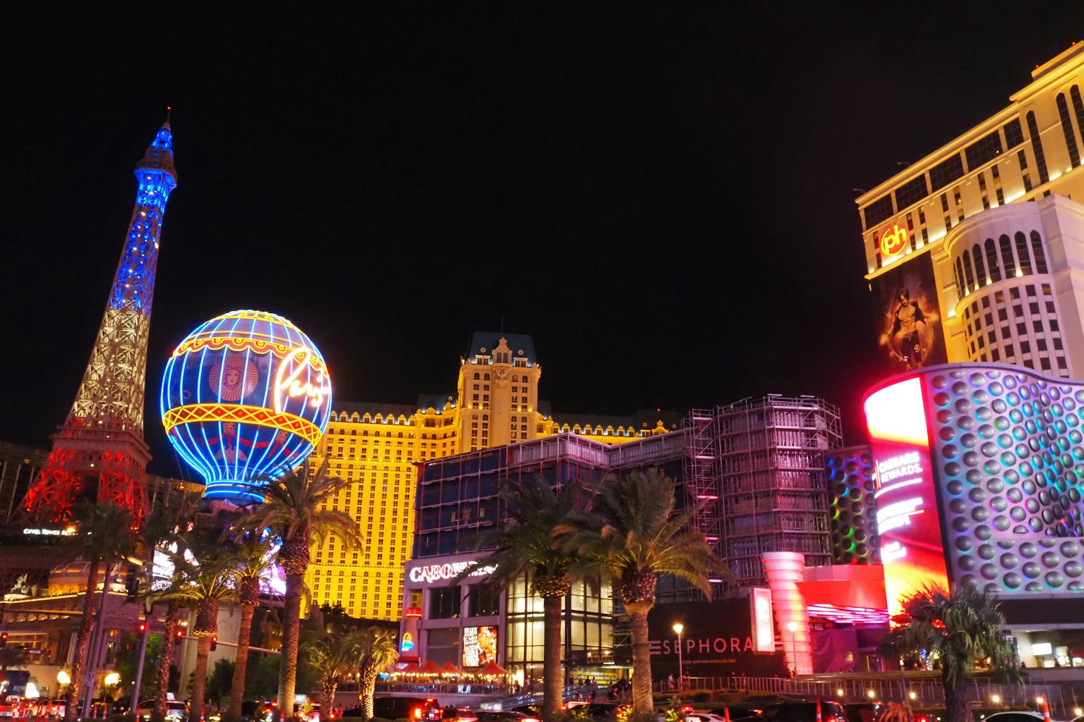 Nächtliche Aussicht auf Las Vegas mit dem Eiffelturm und lebhaften Casinolichtern