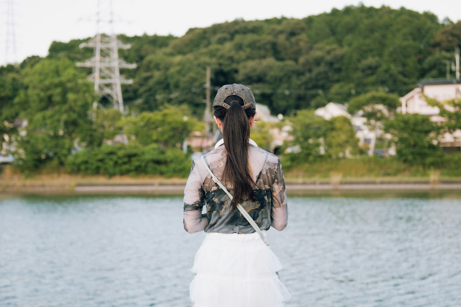 湖边站着的女人与绿色背景