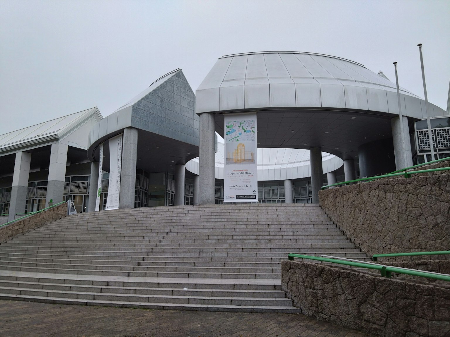 现代建筑外观有台阶和广场