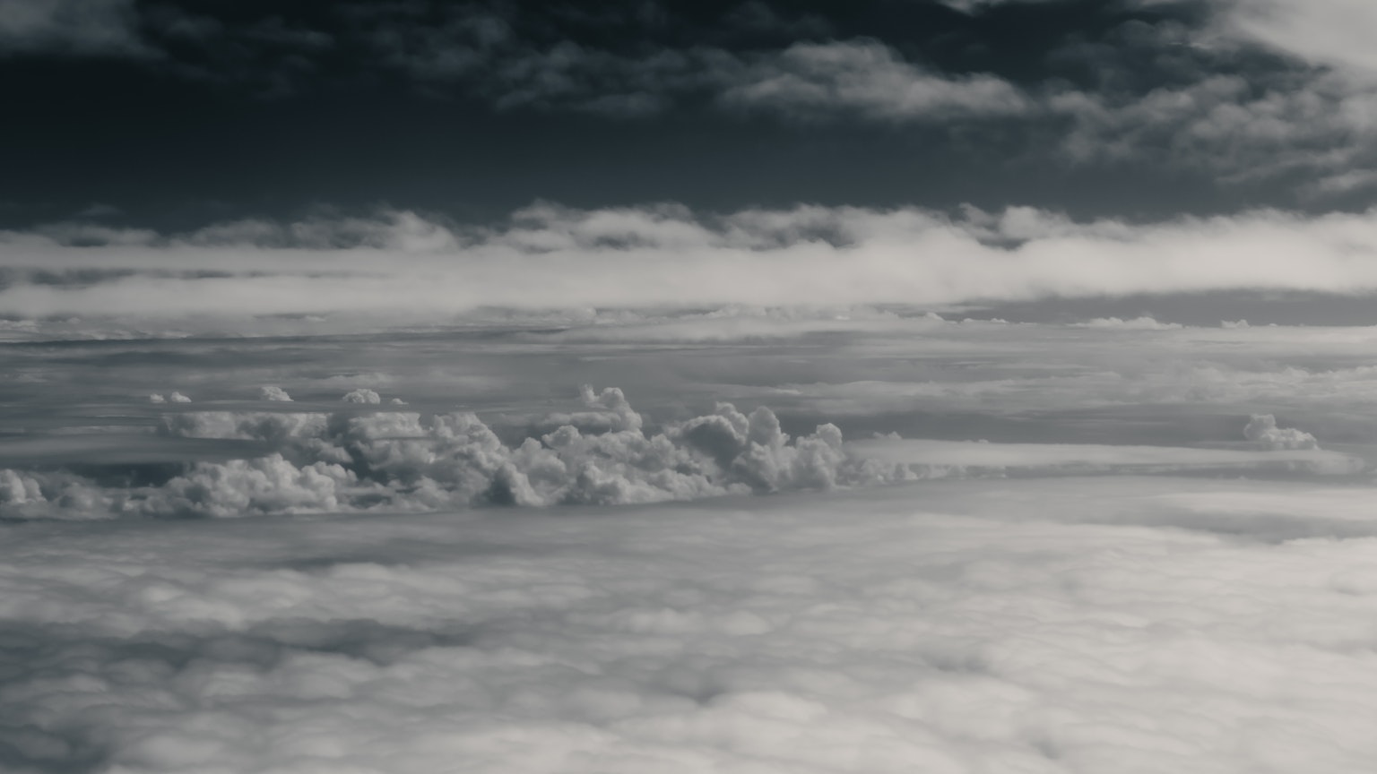 戲劇性的天空與黑白對比的雲