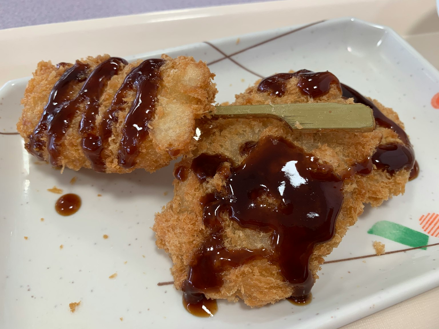 Piatto di cibo fritto con salsa sopra