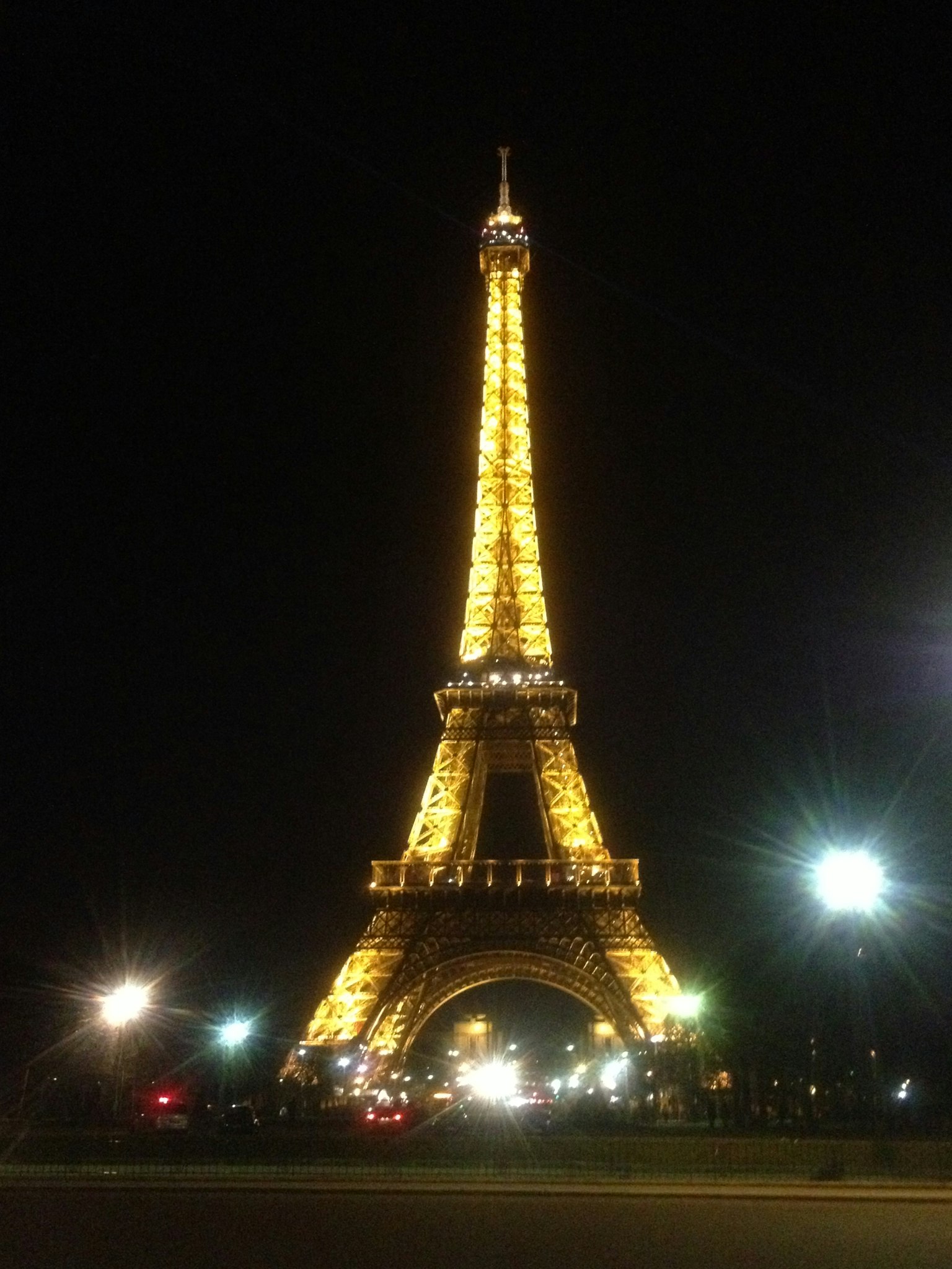 夜間亮起的埃菲爾鐵塔