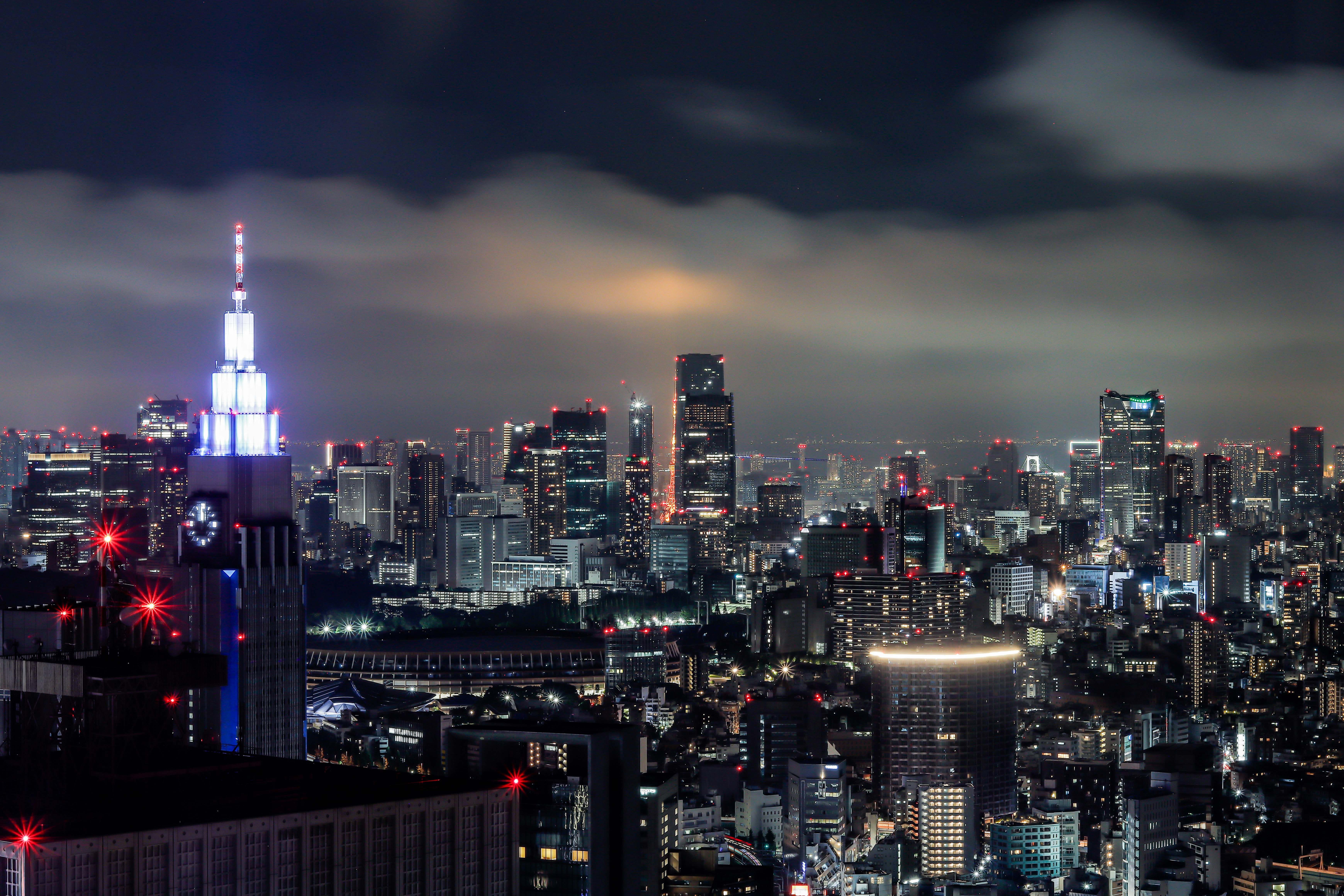 夜景の高層ビル群と東京スカイツリーのシルエット