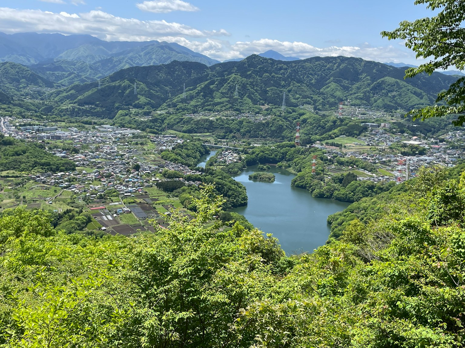 郁郁葱葱的山脉和宁静湖泊的壮丽景色