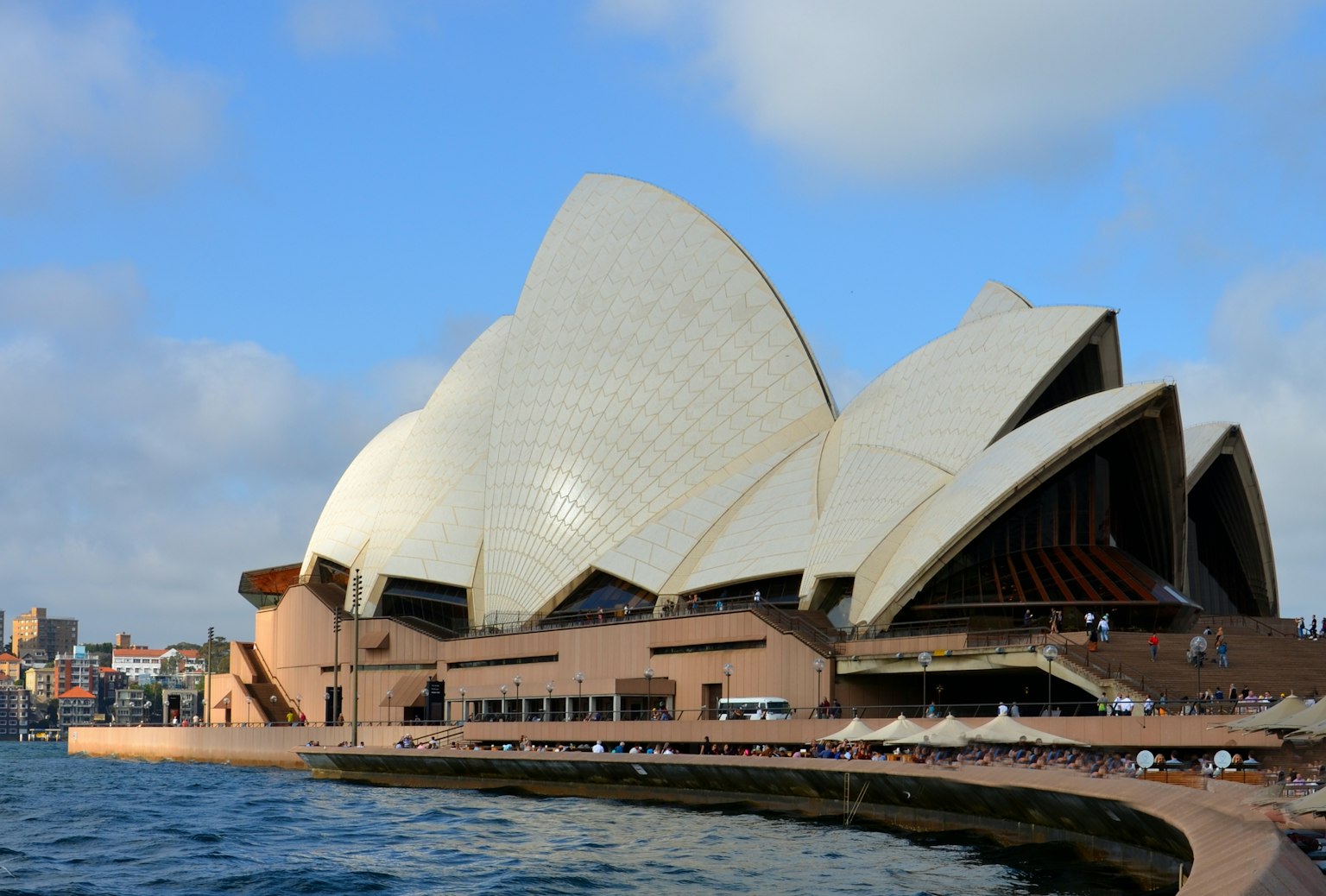 Gambar eksterior unik Gedung Opera Sydney yang diambil dari tepi laut