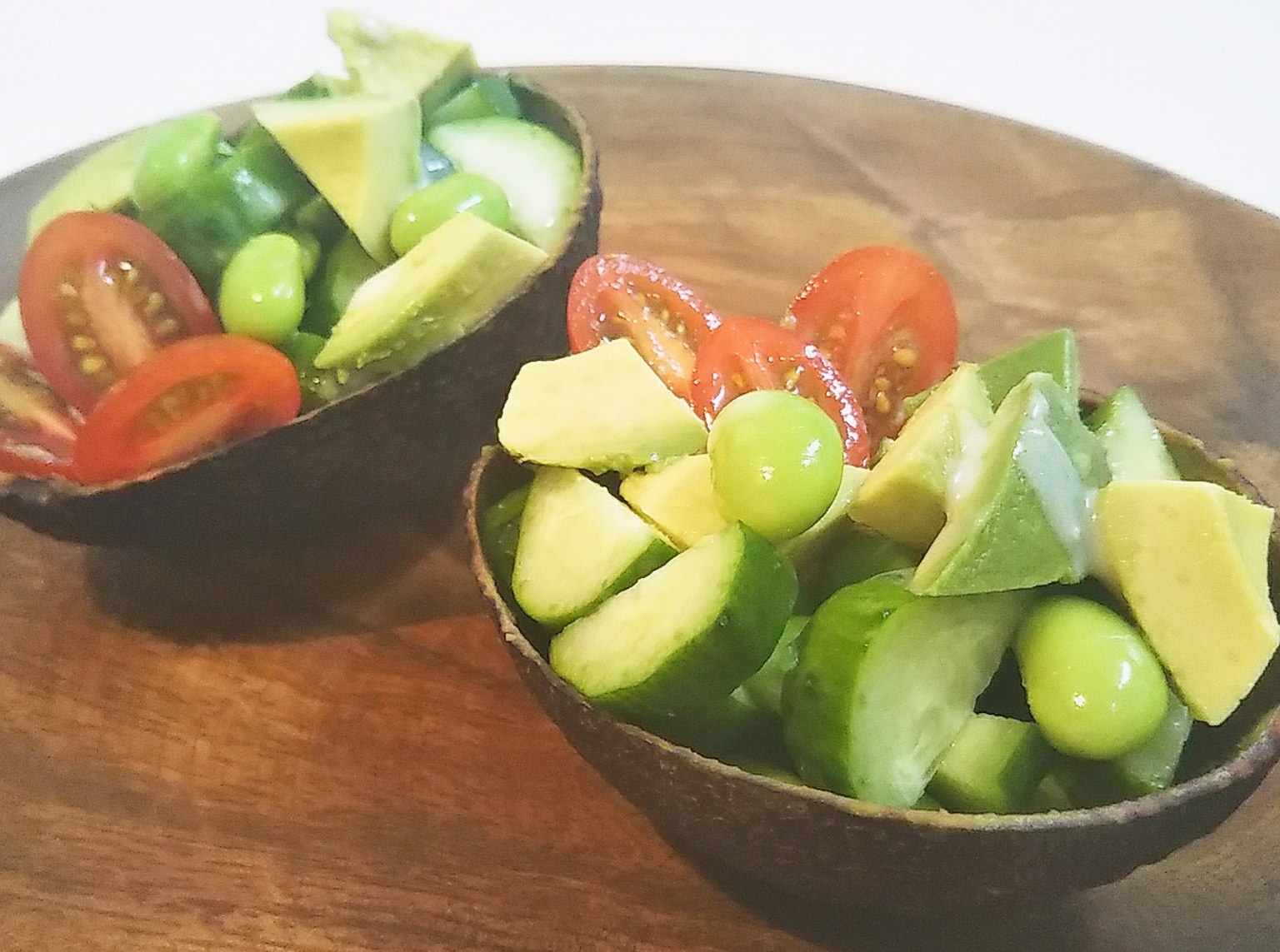Insalata di verdure fresche servita in ciotole di avocado