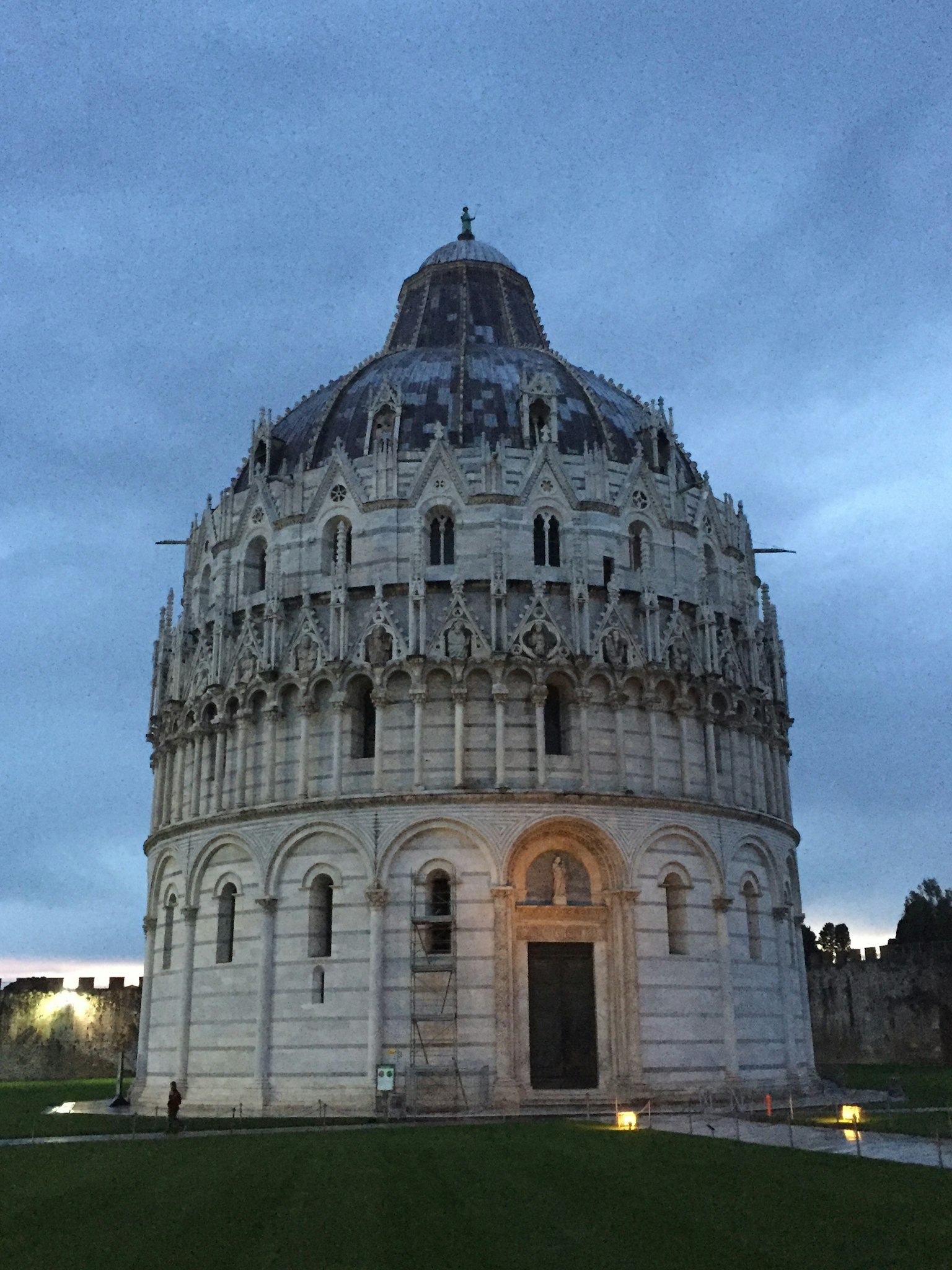 Baptistery dengan arsitektur menakjubkan dan atap berbentuk kubah saat senja