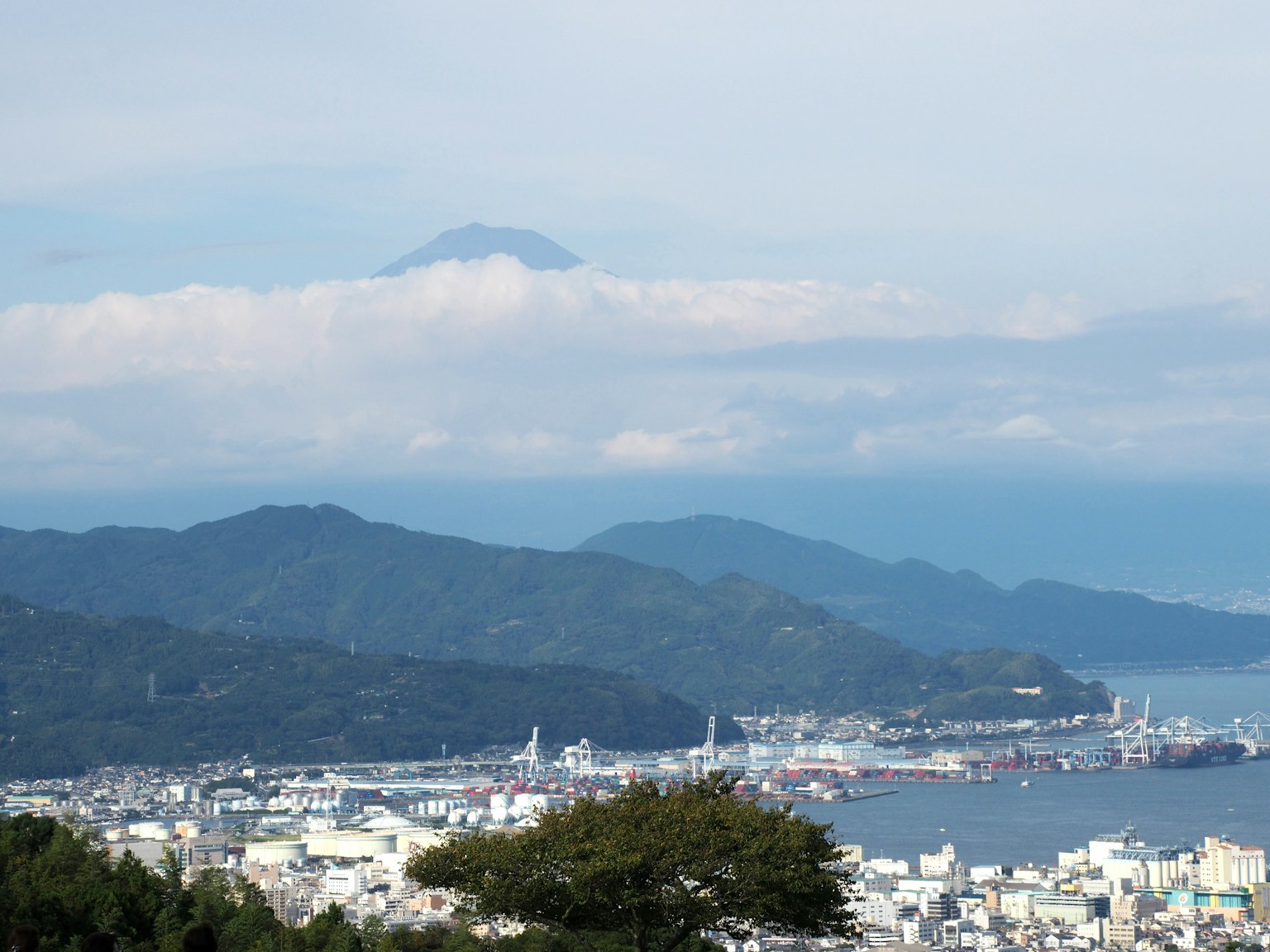 靜岡海岸風景，富士山部分被雲層遮擋