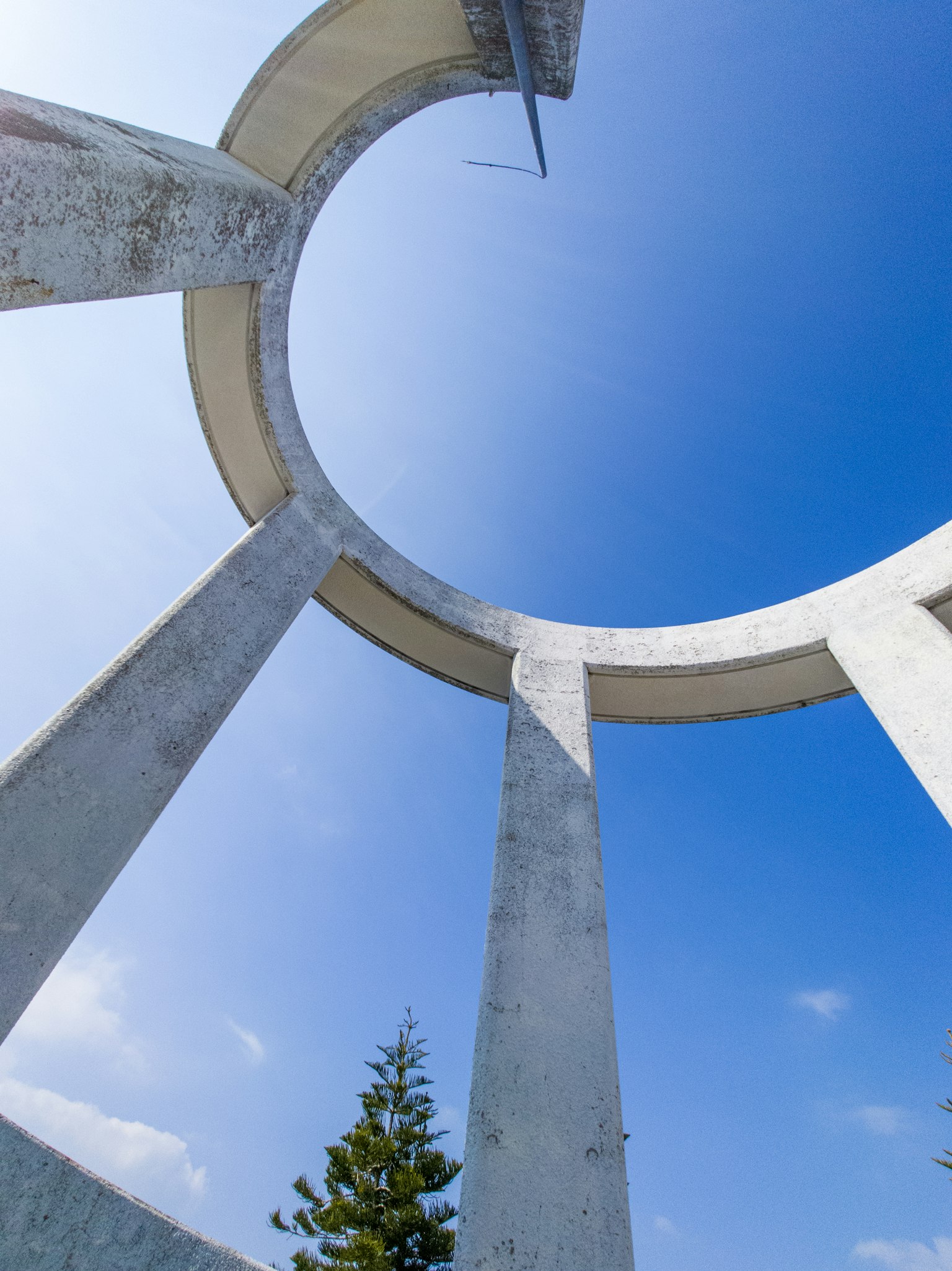 Vue de l'intérieur d'une structure circulaire en béton sous un ciel bleu