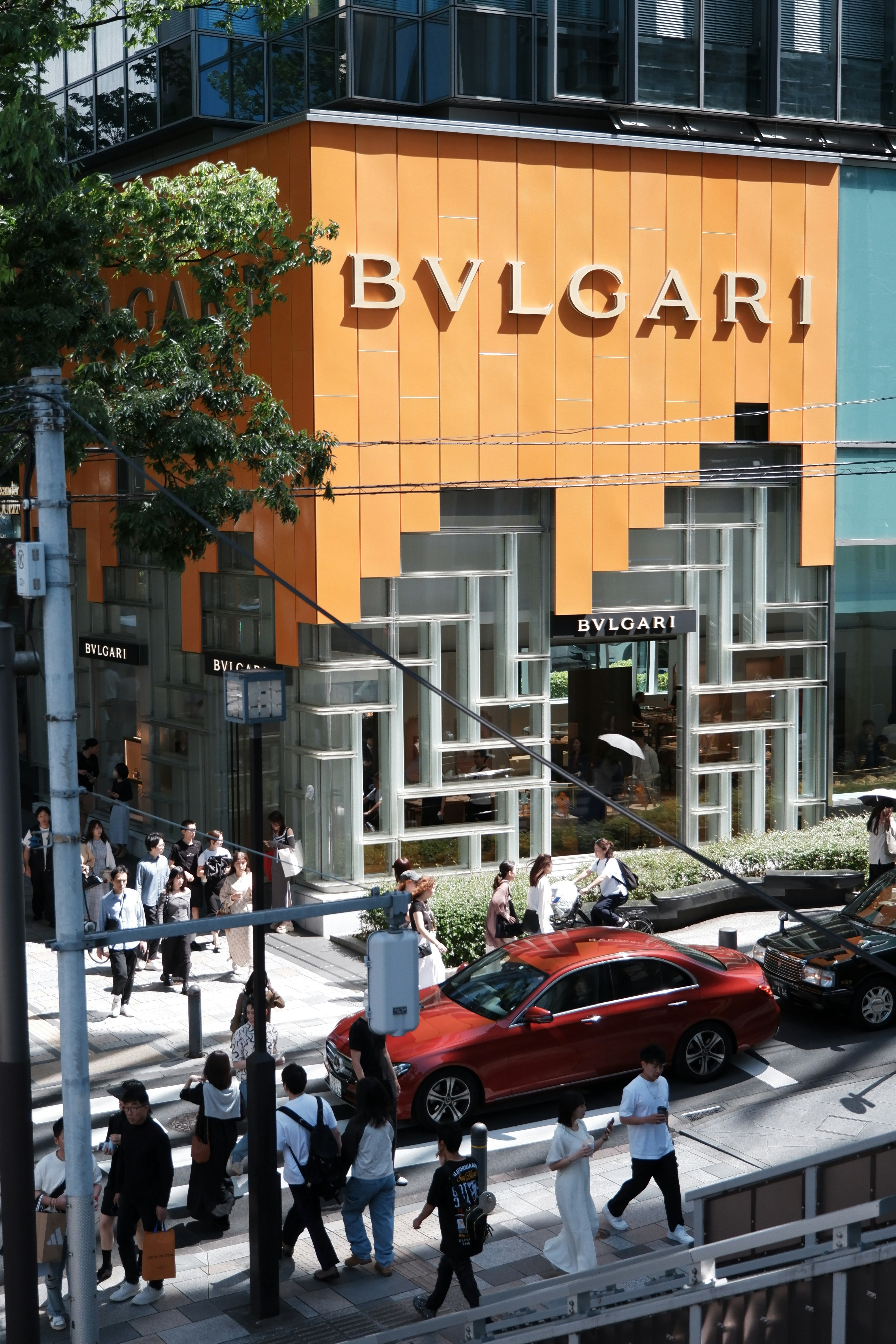 BVLGARIの看板がある都心のショッピング街の入口