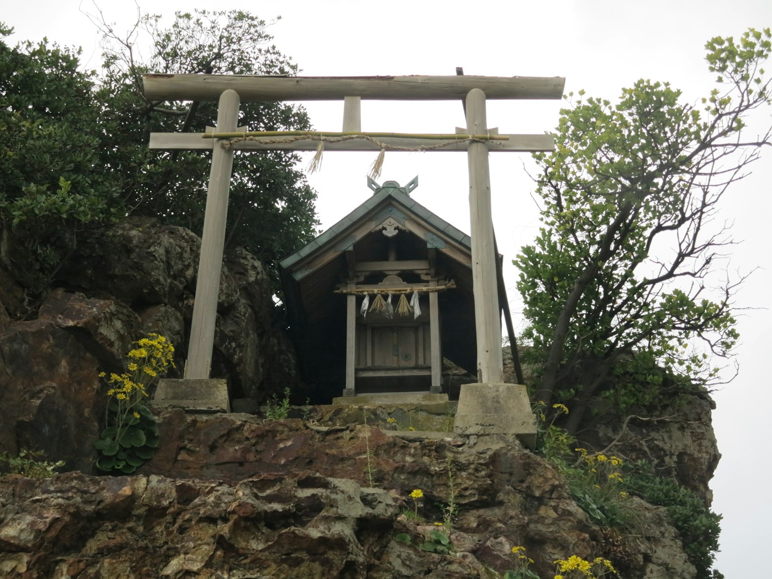 Gerbang torii dan kuil di atas batu