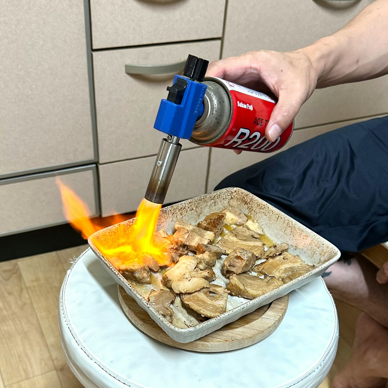 Un piatto di carne grigliato con un cannello