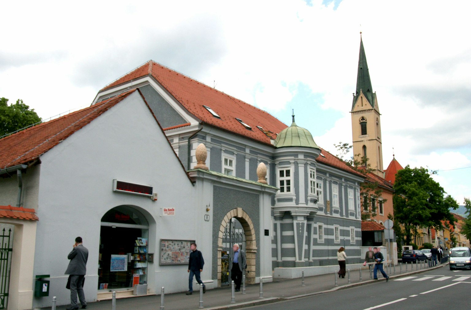 Vue de rue avec des bâtiments historiques et un clocher