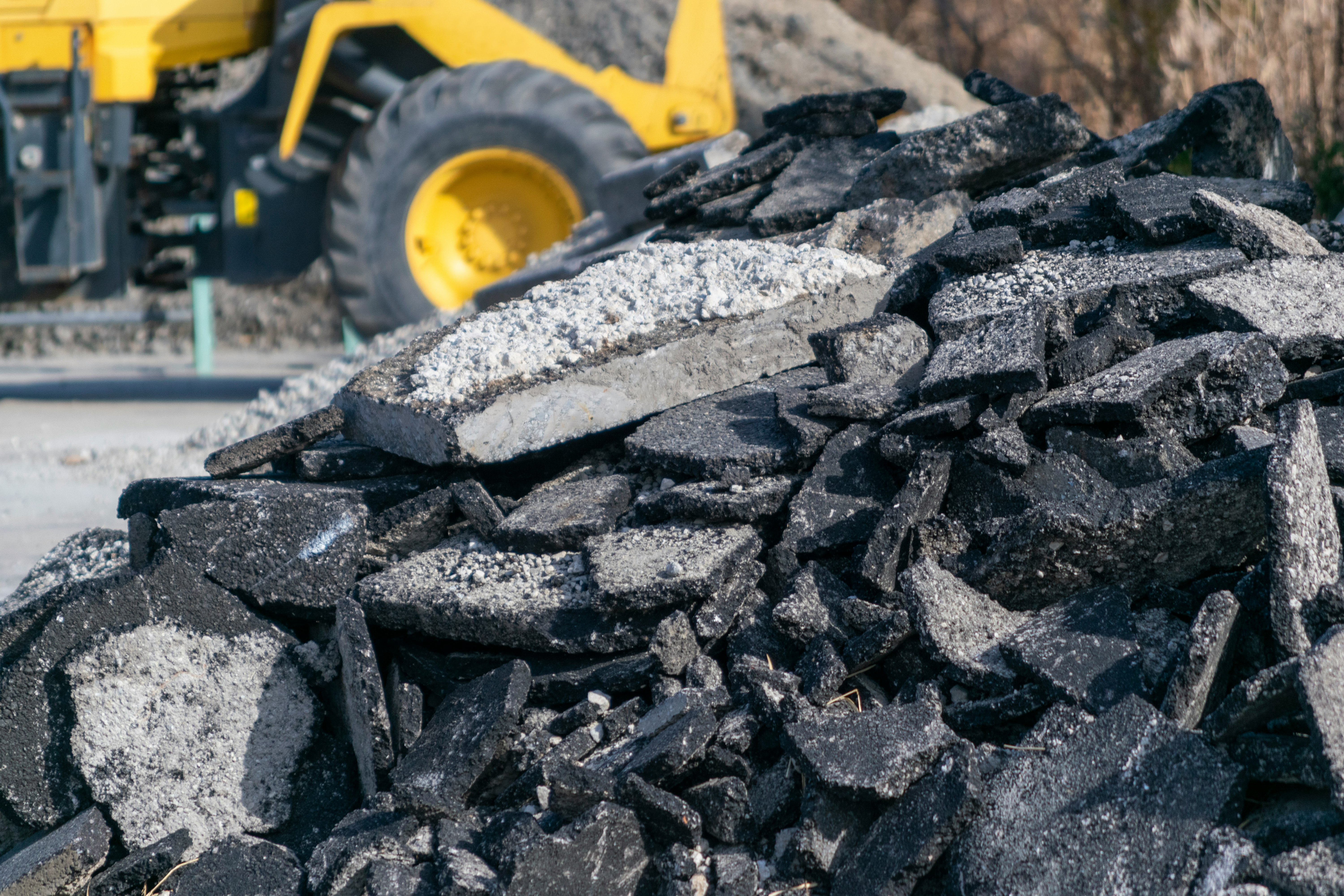Bauschutt und Kies auf einer Baustelle mit schwerem Gerät