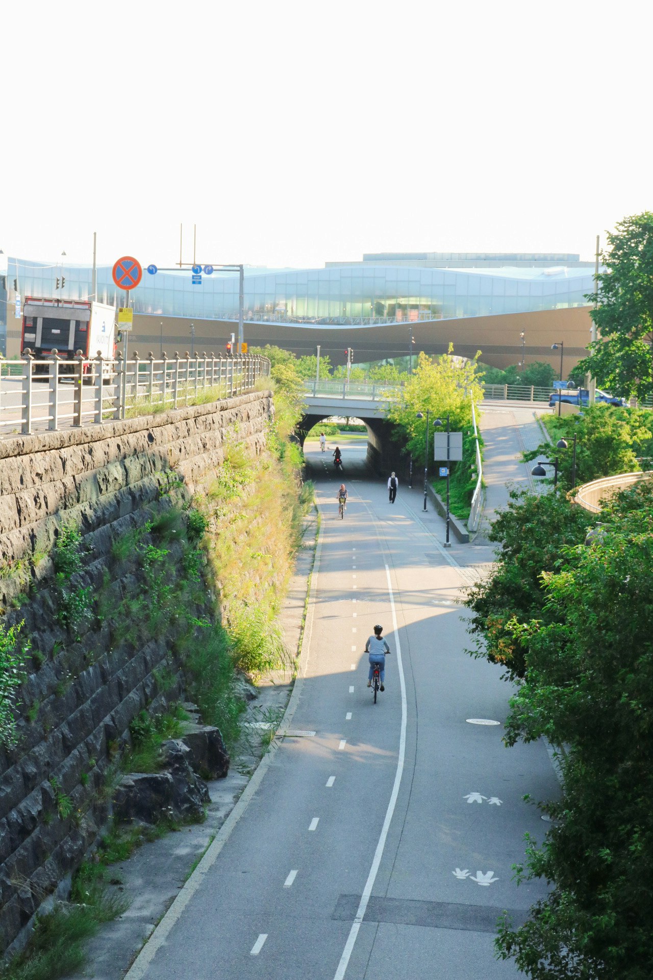石垣と並木のある都市の遊歩道