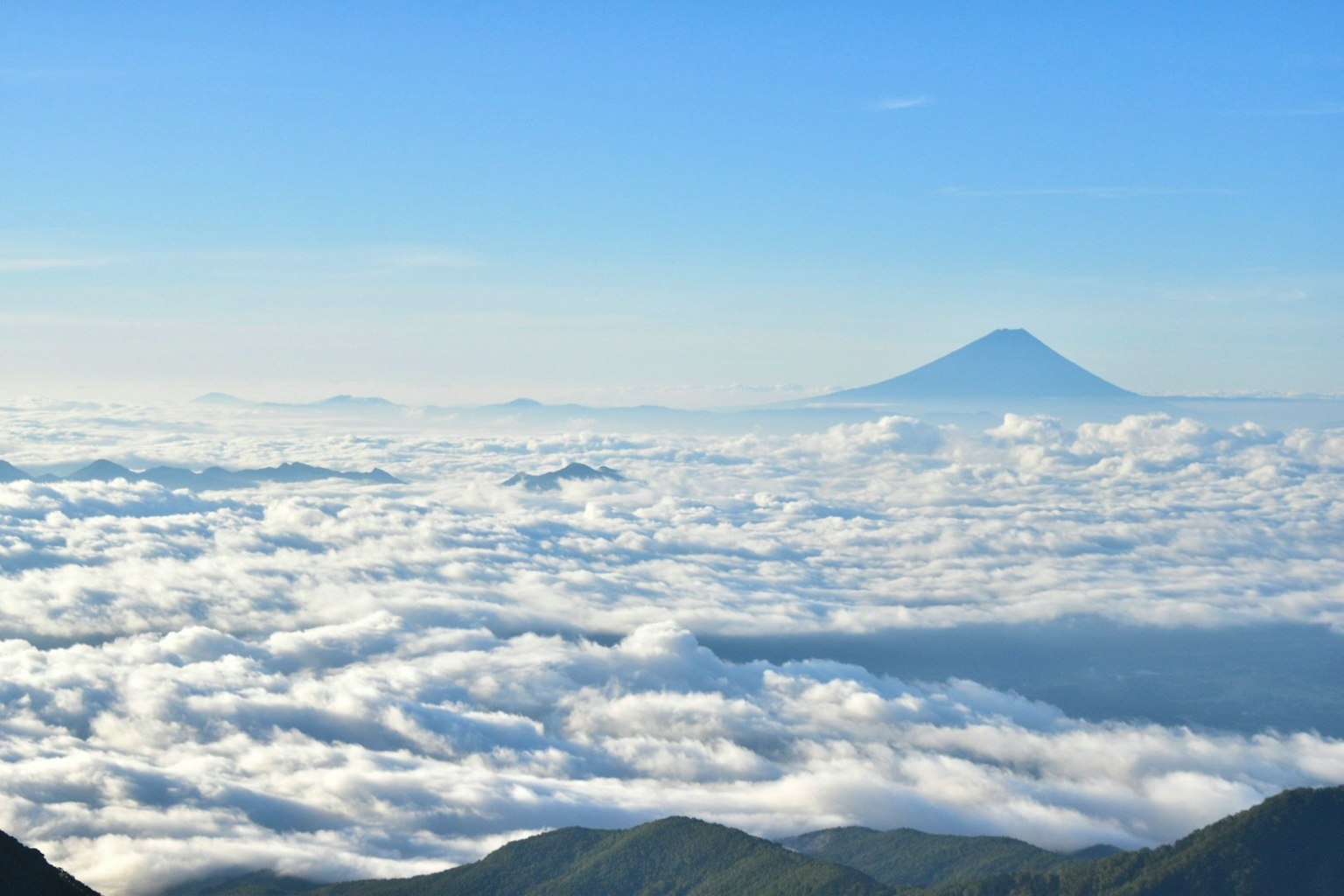 富士山耸立在云海之上的美丽景色