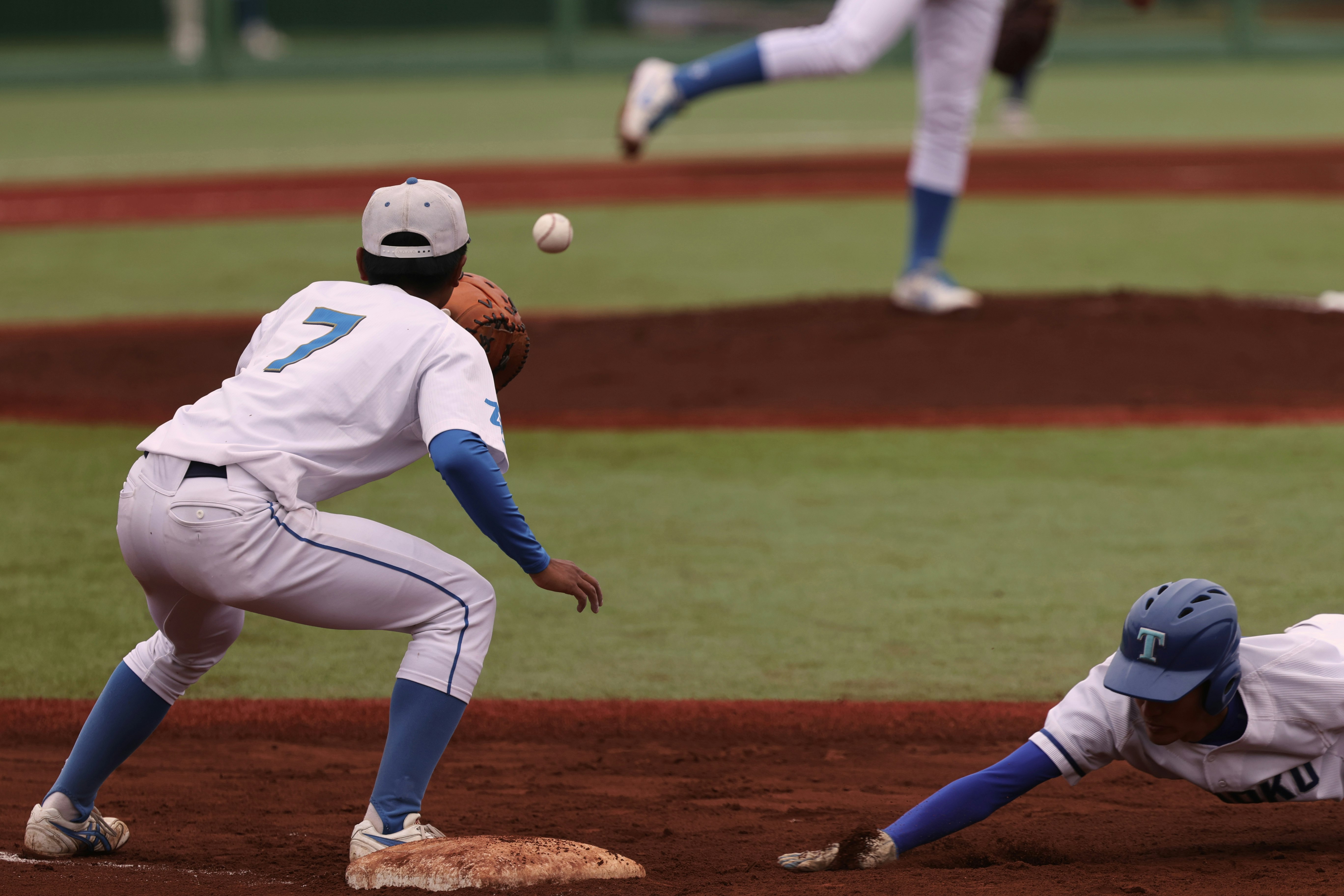 Gioco di pick-off nel baseball con prima base e corridore che si affrontano sul campo