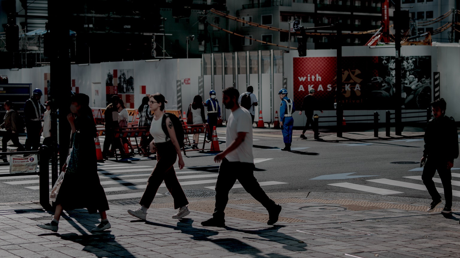 Scène urbaine avec des gens traversant l'intersection