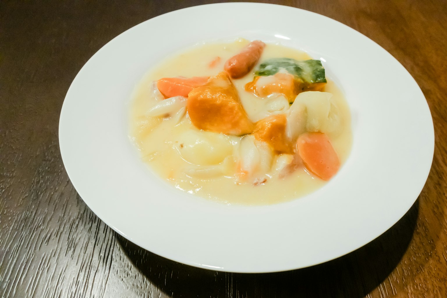 Zuppa di verdure cremosa servita in una ciotola bianca