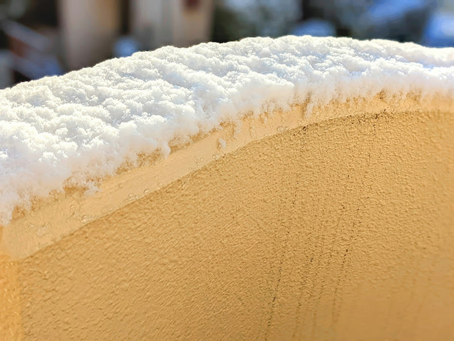 Image en gros plan d'une surface jaune avec une couche de neige