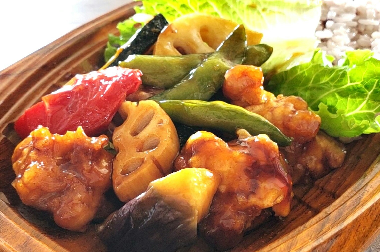 Món ăn sống động với rau củ nhiều màu sắc và các món chiên được sắp xếp đẹp mắt