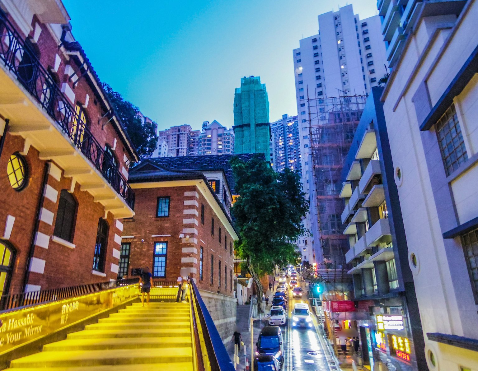 黃昏時的城市景觀，歷史建築與現代摩天大樓共存