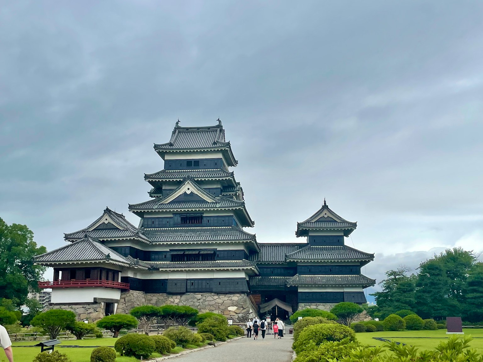 松本城美丽的外观与绿色花园