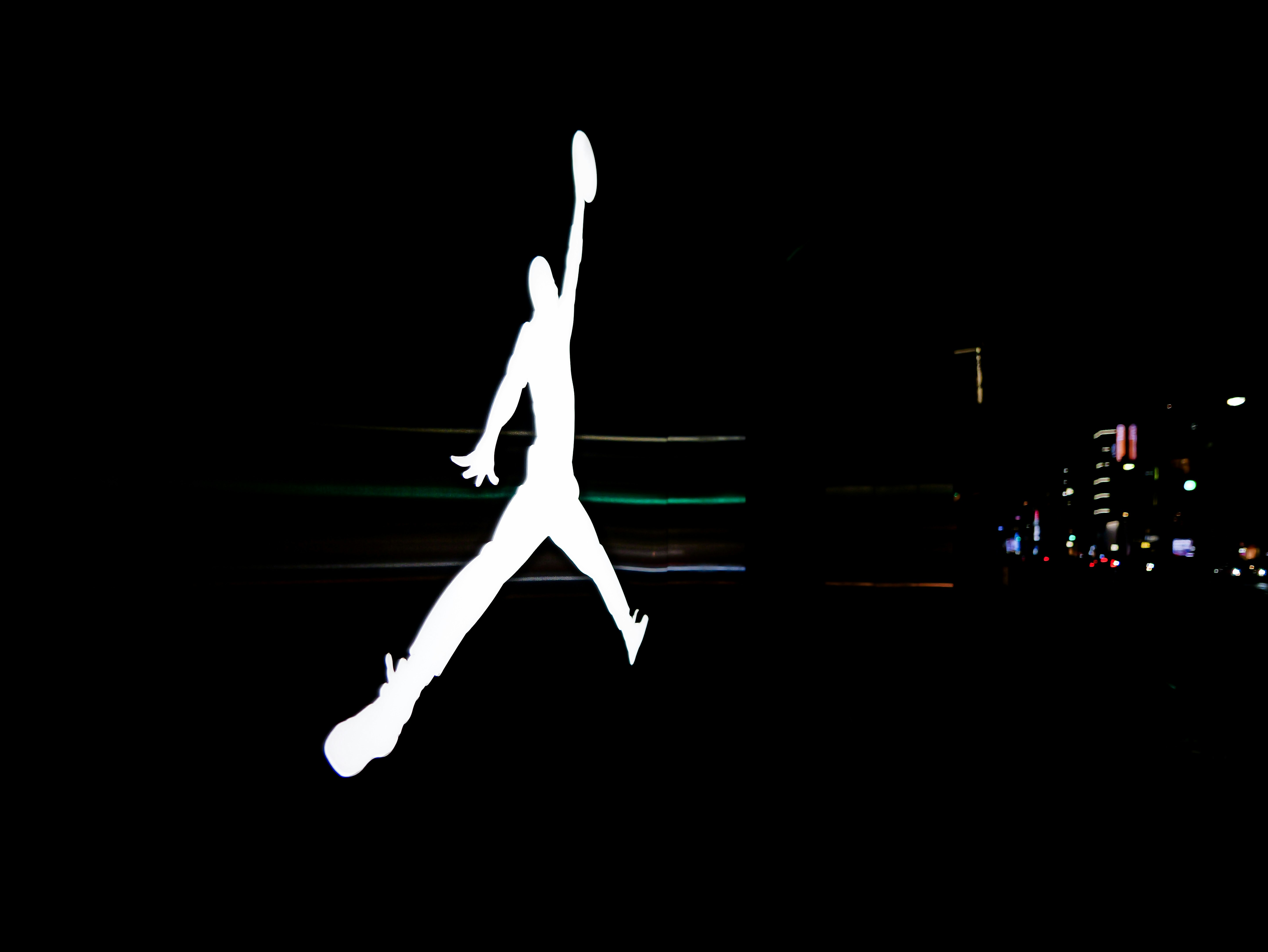渋谷の夜の街で走る人のシルエット