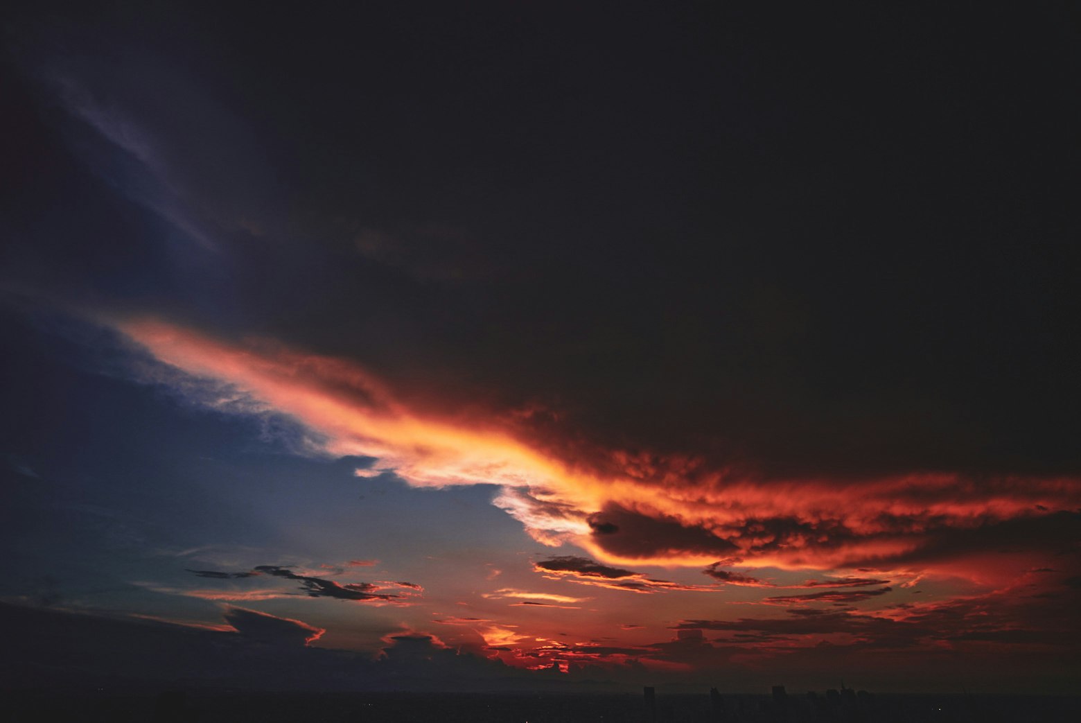 夕焼けの空に広がる雲のグラデーション