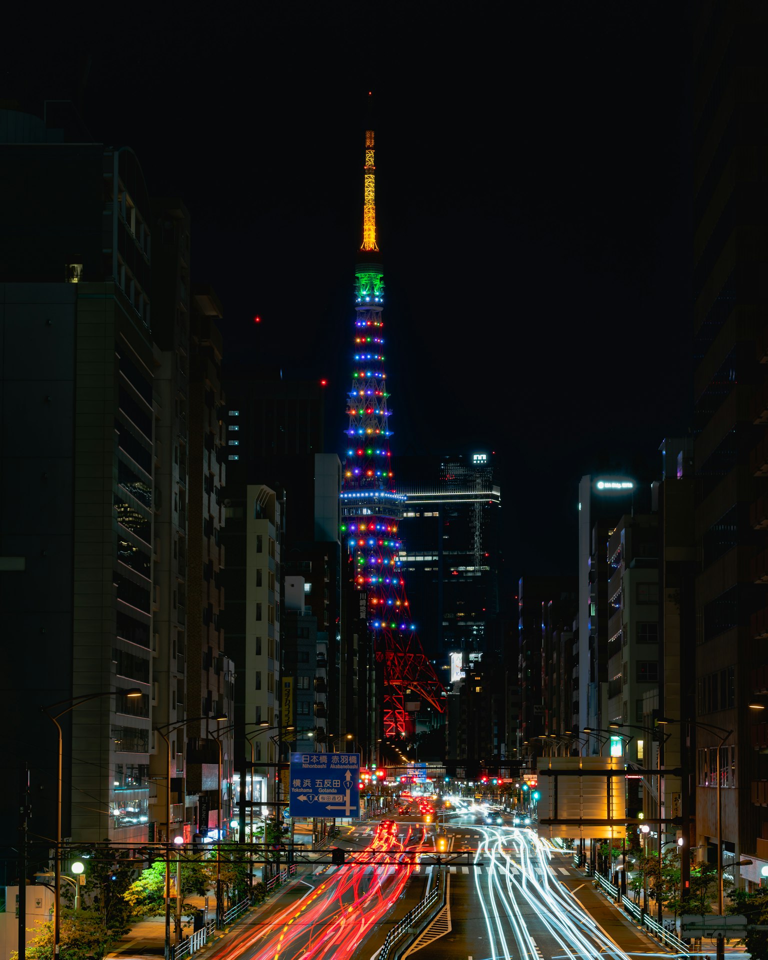 หอคอยโตเกียวสว่างไสวด้วยแสงสีในยามค่ำคืน
