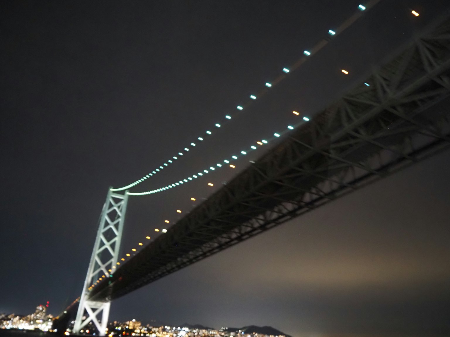 Hermosa vista de un puente iluminado por la noche