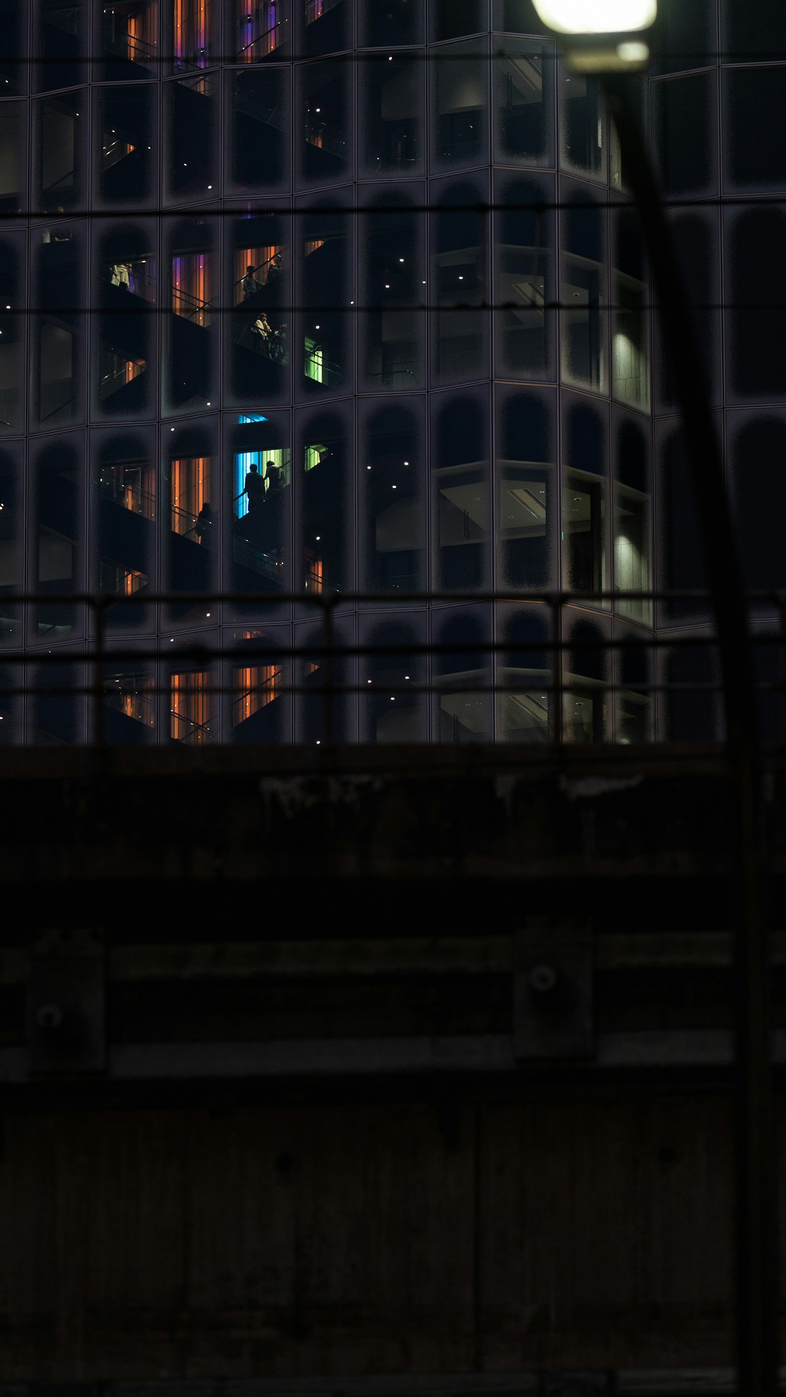 Nächtliche Stadtlandschaft mit beleuchteten Fenstern eines Wolkenkratzers