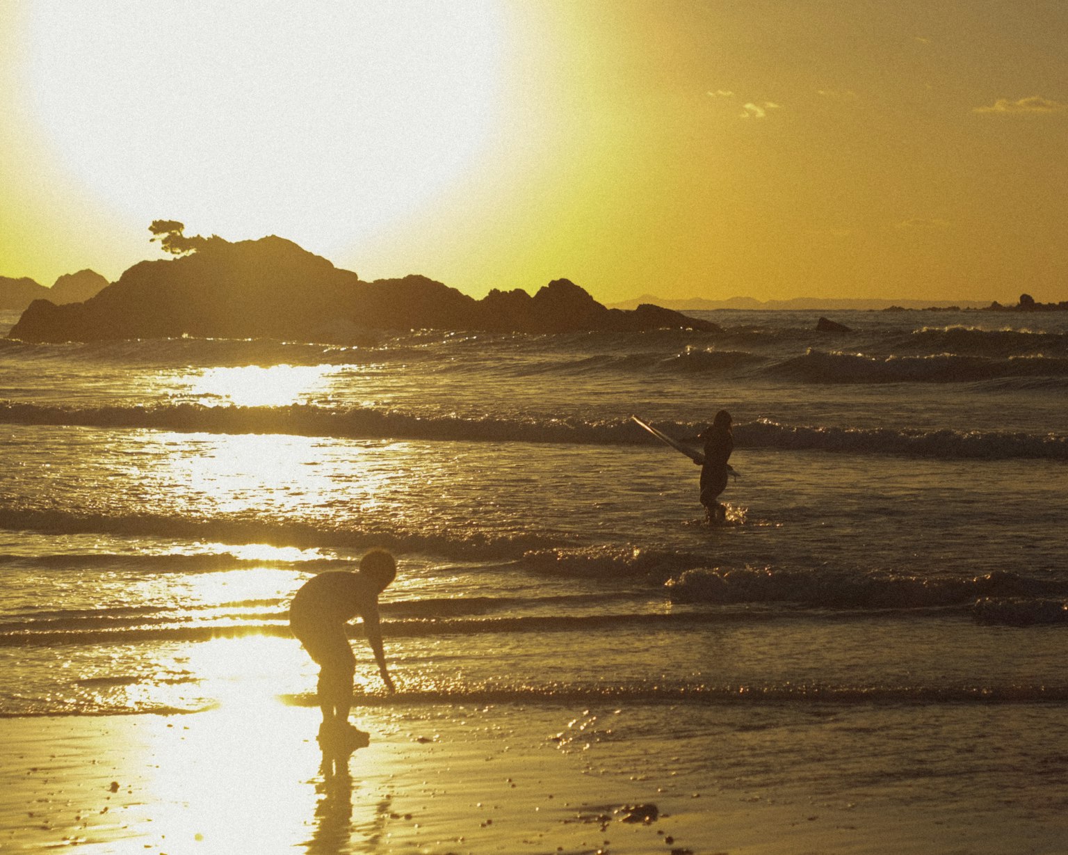 Enfants jouant sur une plage au coucher du soleil
