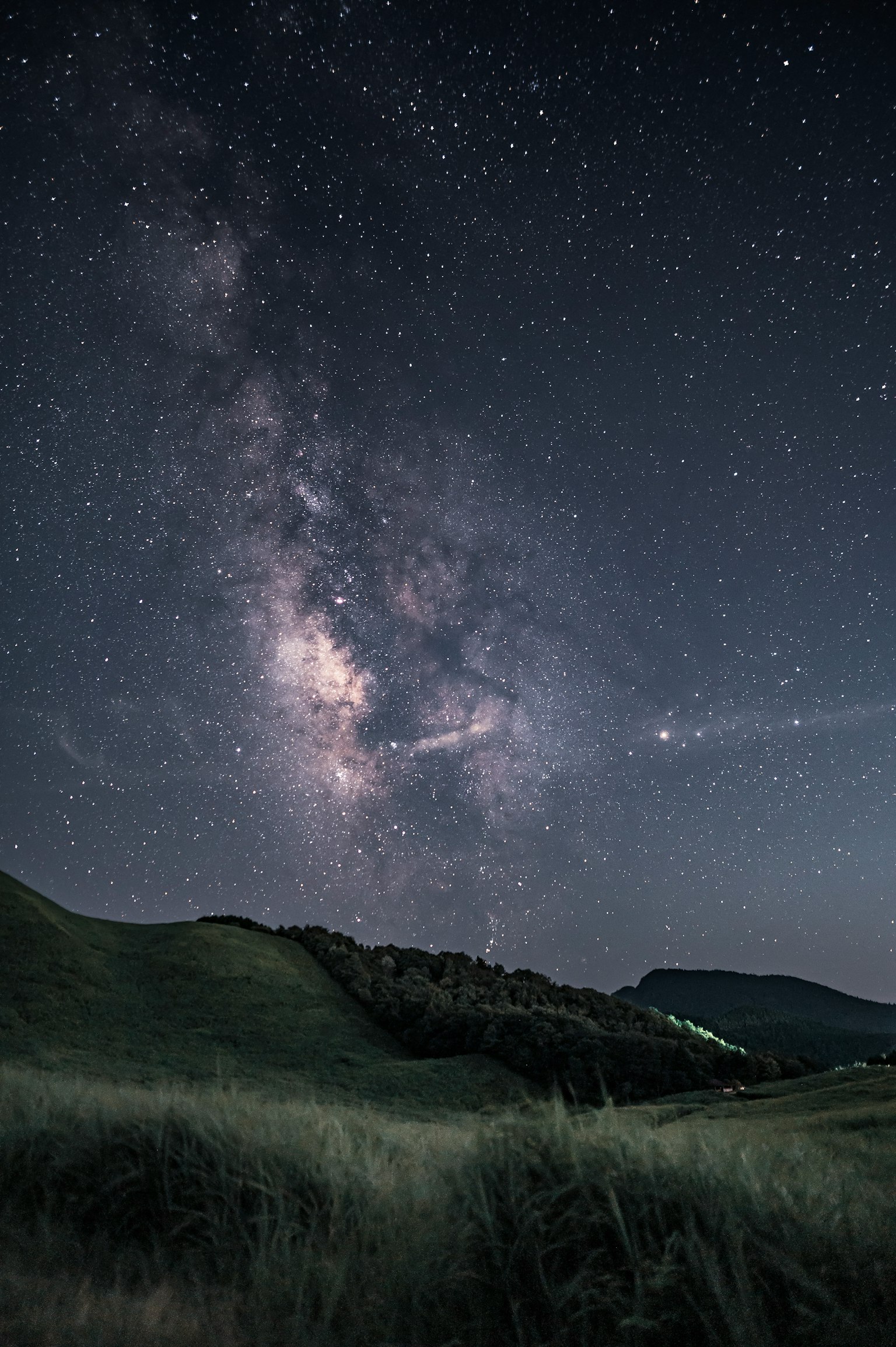 Eine schöne Landschaft unter einem Sternenhimmel mit der Milchstraße