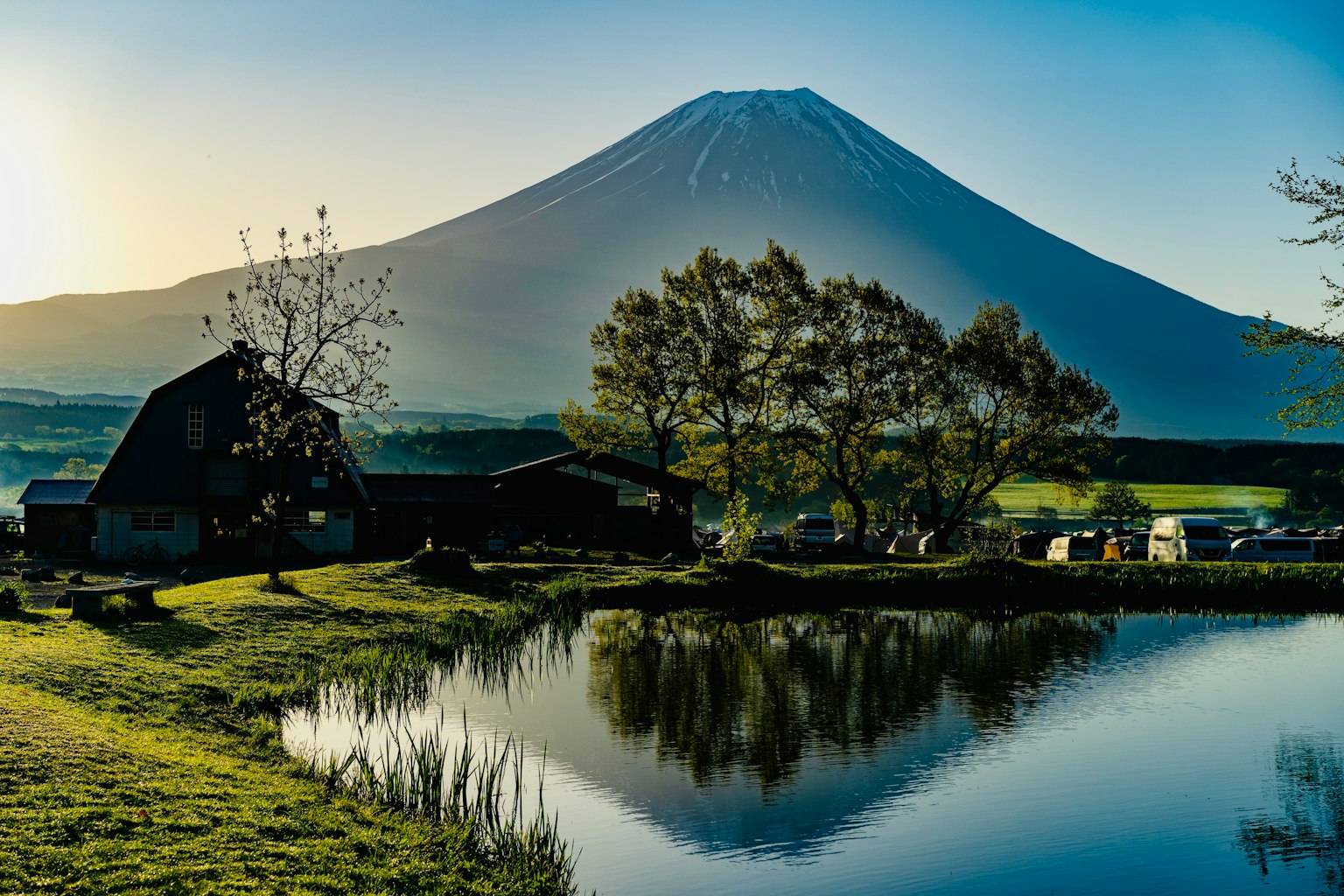 Pemandangan indah Gunung Fuji dengan kolam tenang ladang hijau dan langit cerah