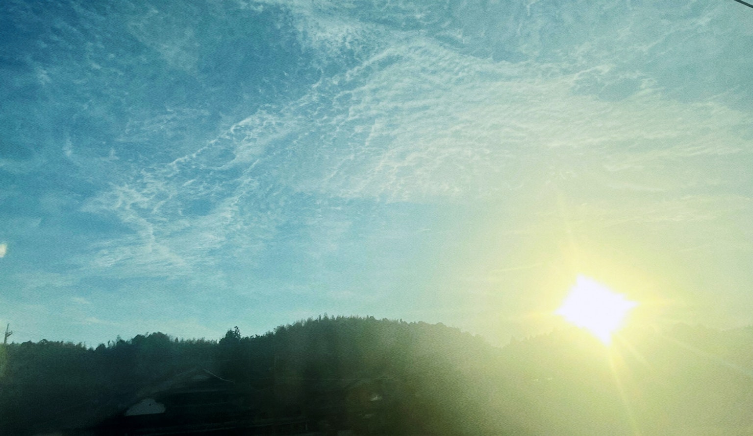 Pemandangan langit biru dengan awan dan matahari terbit