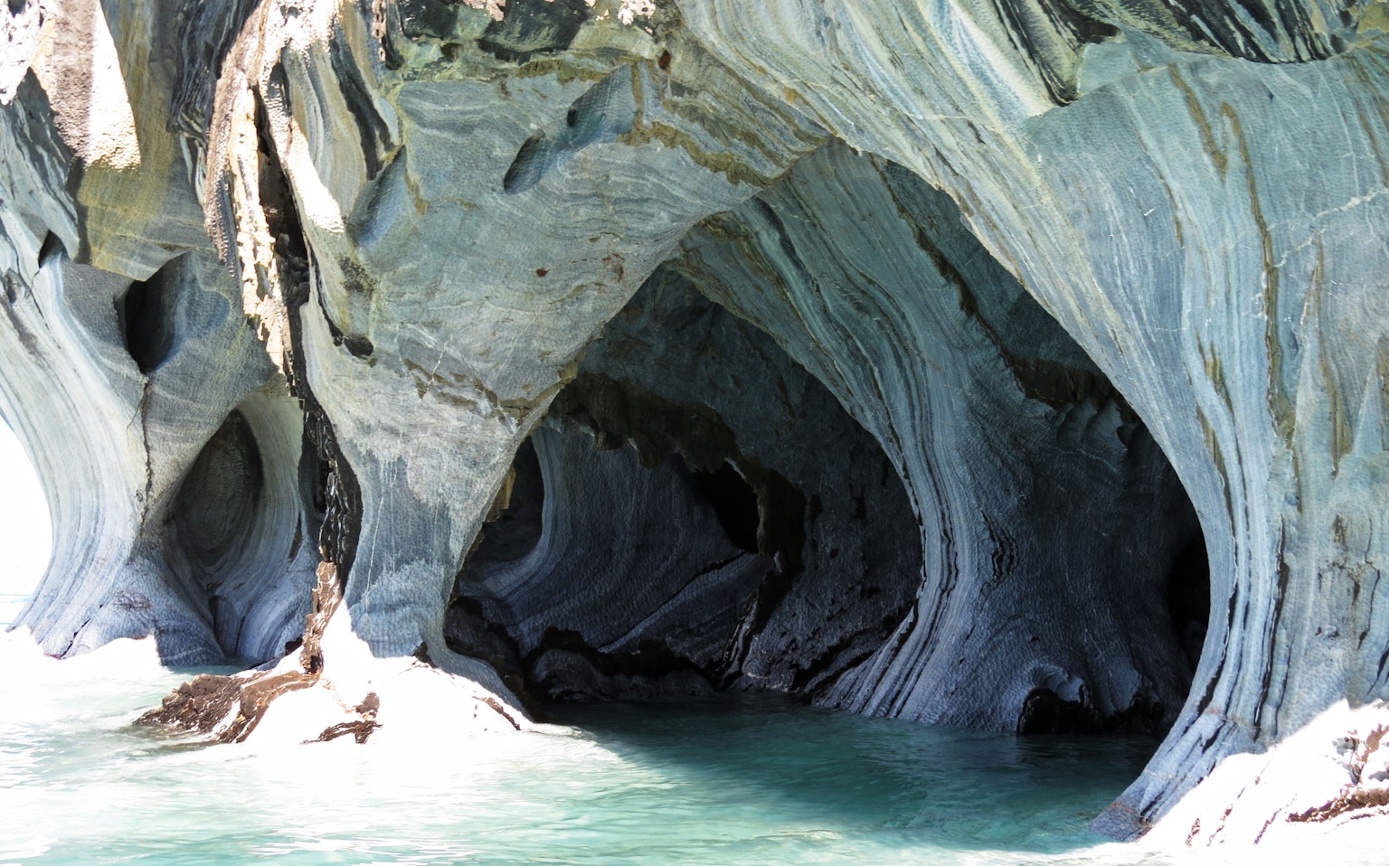 Intérieur d'une grotte en calcaire unique avec de l'eau bleue magnifique